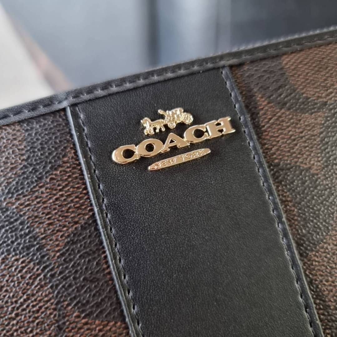 COACH F54630 ACCORDION ZIP WALLET IN SIGNATURE COATED CANVAS WITH LEATHER STRIPE กระเป๋าสตางค์ใบยาวรุ่นคลาสสิค คัดสีขายดีมาให้กันเลยจ้า ♥️ วัสดุหนังแคนวาสเคลือบลาย เปิด-ปิดด้วยซิปรอบ รูดใช้งานง่าย ใส่บัตรได้ มีช่องซิปใส่เหรียญ ใส่มือถือได้ พกใบนี้ใ