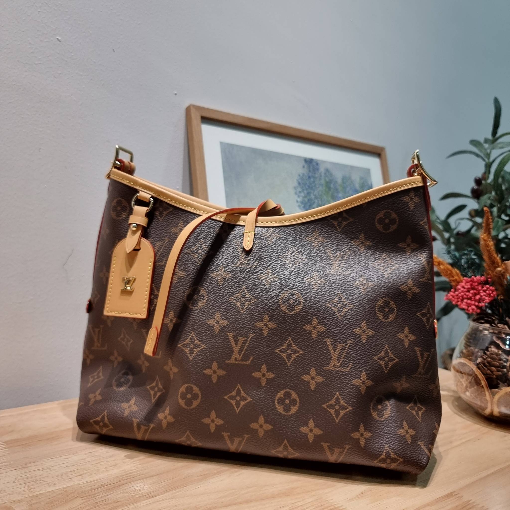 LV CARRYALL PM รุ่นลิมิเต็ดที่สาวๆตามหา กระเป๋าสะพายไหล่ทรงสวย ดีไซน์เรียบง่ายคลาสสิค หรู ดูผู้ดี รูปทรงใช้งานง่าย มาพร้อมใบลูก ไว้เก็บของจุกจิก วัสดุหนังแคนวาส ปากกระเป๋ามีสายหนังผูกกันของหล่นได้และยังมีกระดุมแม่เหล็กอีกด้วย สายสะพายถอดปรับได้ ภายในโล่งก