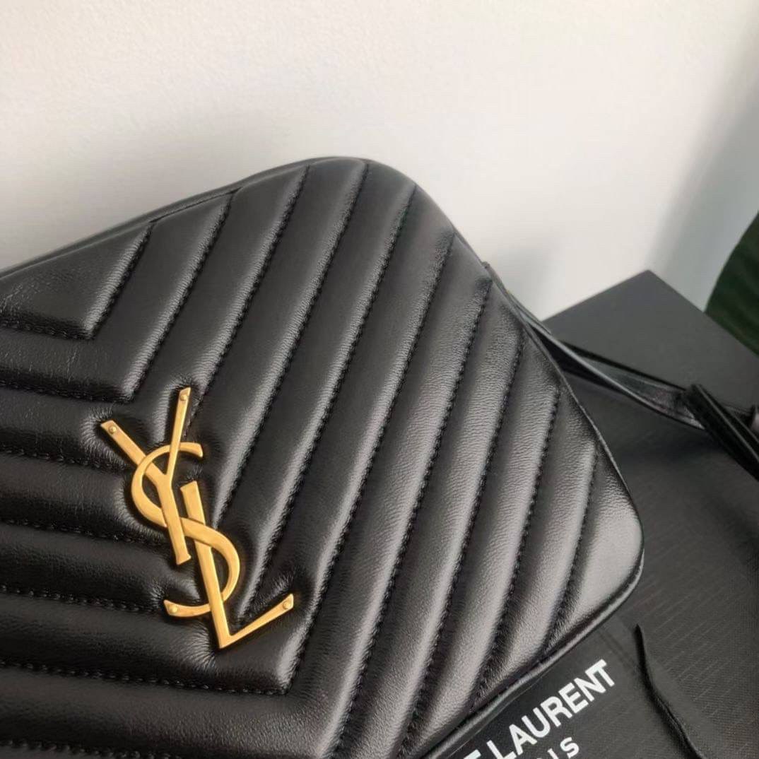 หนังแท้ YSL SAINT LAURENT Lou Medium Monogram YSL Calf Crossbody Bag Anatomy of YSL Camera Bag กระเป๋าสะพายแบรนด์ดังสุดฮิต เป็นอีกหนึ่ง Item ยอดนิยมสำหรับสาวๆ ที่รักความคล่องแคล่ว มีจุดเด่นทั้งในเรื่องการออกแบบกระเป๋า ที่สามารถนำออกมาใช้ได้ในทุกโอกาส สวย 