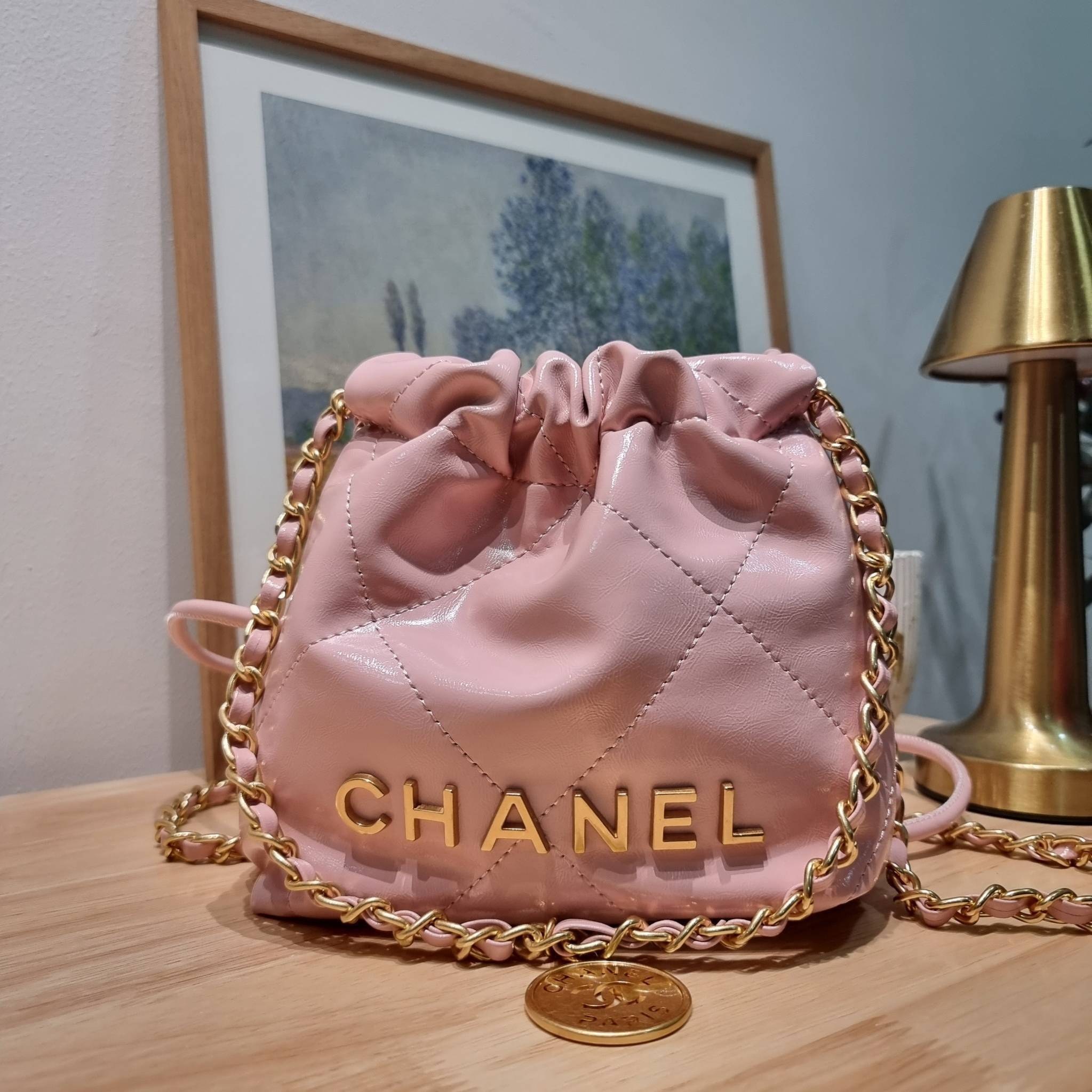 Chanel 22 mini bag / CHANEL 22 MINI HANDBAG พร้อมส่ง 4 สี กระเป๋าสะพาย ดีไซน์เรียบหรู โดดเด่นจากสายสะพายโซ่สีทอง และเหรียญโลโก้ ใช้ได้ง่ายๆไปเลยทุกโอกาส