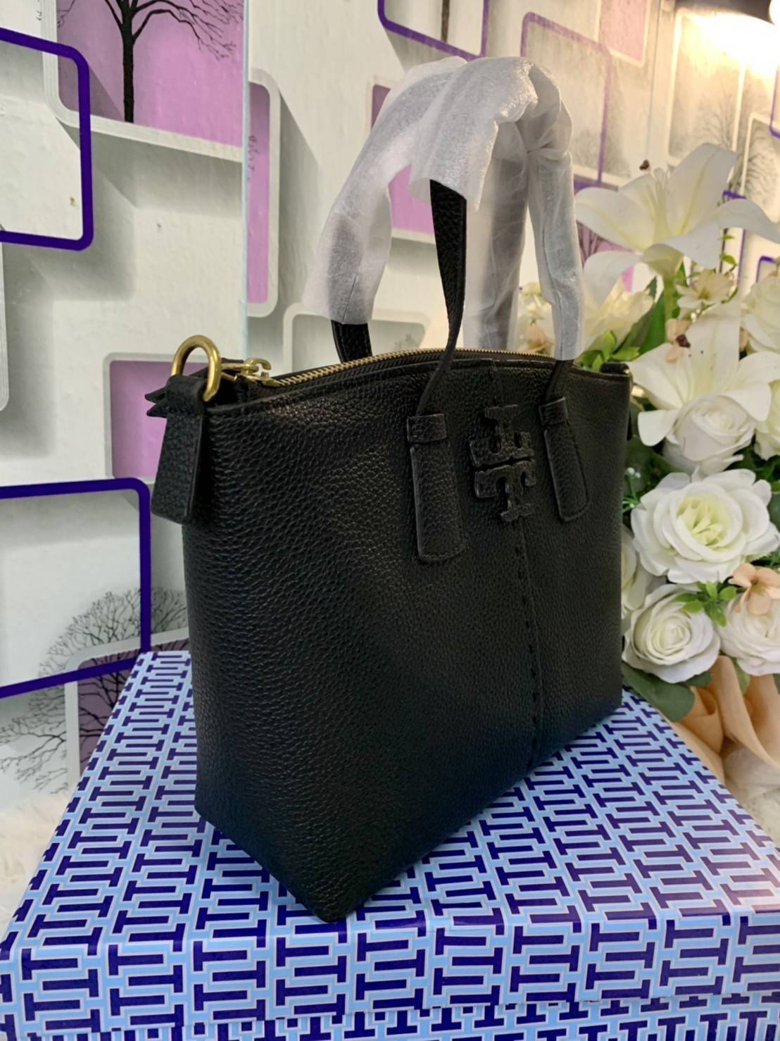 Tory Burch McGraw Mini Top Zip Satchel กระเป๋าสะพายทรงสวย ขนาดกำลังดี หูจับถนัดมือ วัสดุหนังแกะสังเคราะห์หนังสวยเงาขึ้นรูป ประดับโลโก้แบรนด์ด้วยหนังที่ด้านหน้า จะสะพายข้างหรือcrossbody ได้หมด แมทกับชุดได้ง่าย น้ำหนักเบาค่ะ มาพร้อมสายสะพายยาวปรับระดับได้ ถ