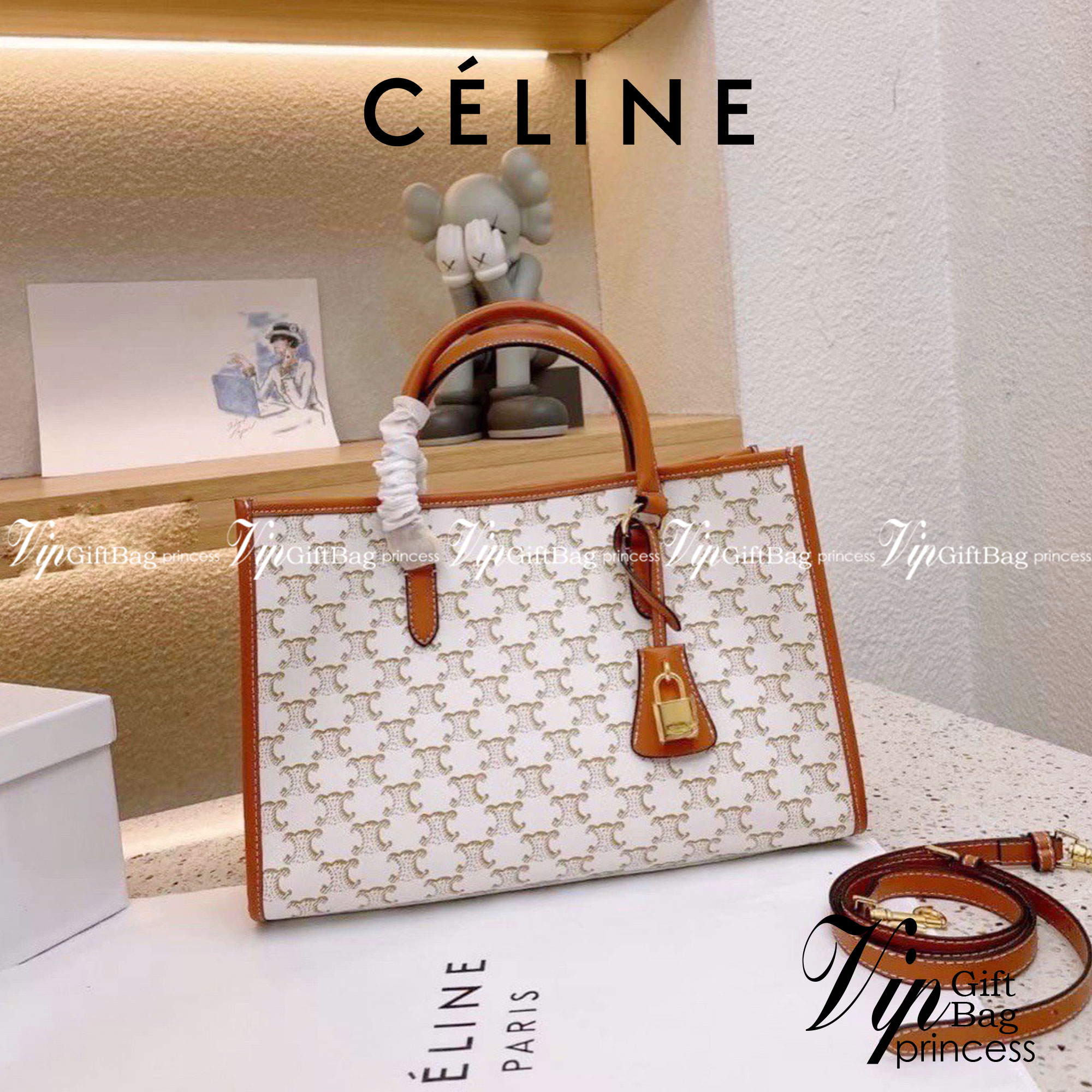 CELINE LARGE TOTE BAG VIP กระเป๋าทรงโท้ท shopping วัสดุ TRIOMPHE CANVAS หนังแท้สวยอยู่ทรงดีไซน์หรูคลาสสิค มาพร้อมTAGสายหนังห้อยกุญแจทอง ภายในโล่งกว้างมีช่องซิป หัวซิปแบรนด์ สามารถใส่เอกสาร A4 หนังสือ ipad Notebook ของใช้ได้เยอะจุใจ หูจับหนังแท้เเข็งแรงจับ