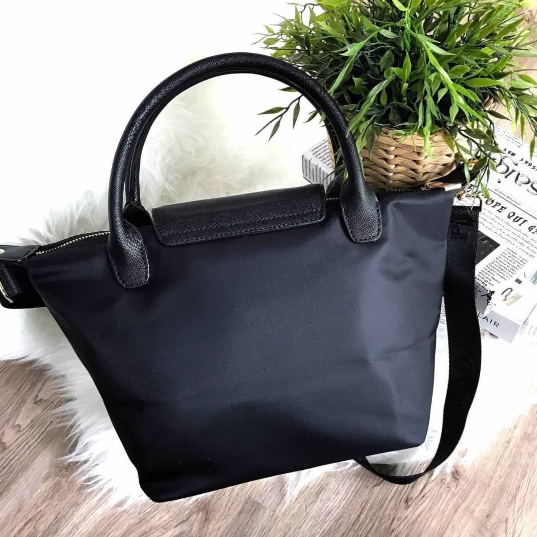 Best Seller !! กระเป๋าผ้าไนล่อน Longchamp Style จากงานพรีเมี่ยมกิ้ฟ รุ่น Limited edition จากแบรนด์ PRADA ตัวนี้ไซส์ mini🐰 **กำลังน่ารักคะ ด้านในมีช่องใส่ของ แบ่งเป็นสัดส่วน ใส่กปต.ยาว IPADmini ได้สบายค้า เหมาะกับการถือเป็น everyday look สุดๆ ใบนี้