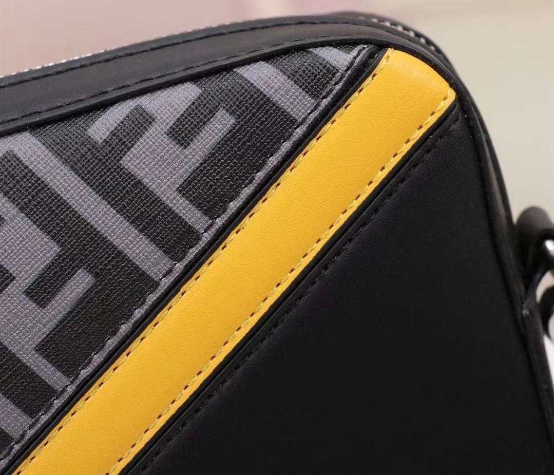 FENDI Ff-Print Coated-Canvas And Leather Cross-Body Bag เกรดออริจินอล FENDI Messenger Bag กระเป๋าสะพายข้าง ให้หนุ่มๆได้ตัวตึงกันไปเลยจ้า กับกระเป๋าสะพายทรงแมสเซ็นเจอร์ รุ่นหายาก ดีไซน์เรียบหรู สะดวกใช้ที่สุด ภายในโล่งกว้าง สายสะพายถอดได้ ปรับใช้ตามสะดวก ใ