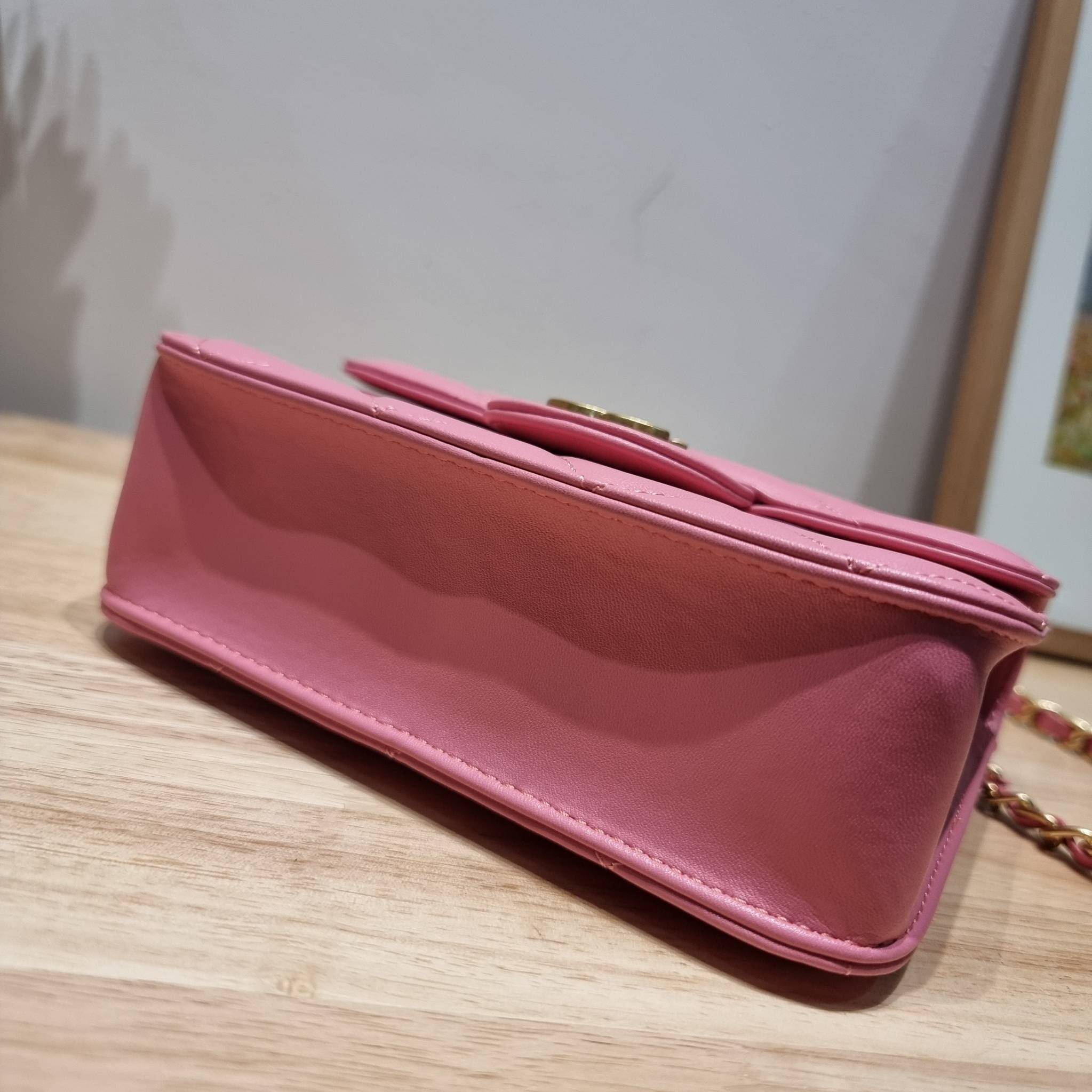 CHANEL flap bag with chain กระเป๋าสะพายสุดหรู สวยดูแพง รูปทรงคลาสสิค ขนาดกำลังพอเหมาะ สายสะพายโซ่ในตัว น้ำหนักเบา และยังมีหูจับในตัว สะดวกต่อการพกพา ตัวกระเป๋าเปิดด้วยกระดุมแม่เหล็ก วัสดุหนังอย่างดี ผิวสัมผัสดี ภายในเป็นช่องโล่ง และยังมีช่องซิปให้ด้วย