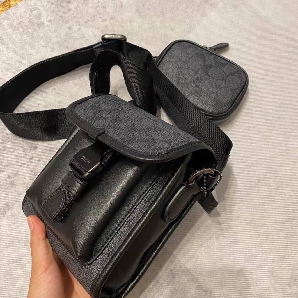 Coach C2600 Classic Logo Canvas Charter / COACH CHARTER NORTH/SOUTH CROSSBODY WITH HYBRID POUCH IN SIGNATURE CANVAS กลับมาเอาใจหนุ่มๆกันอีกครั้ง!! หล่อได้ไม่ซ้ำใคร กับไอเท็มสุดหรู กระเป๋าสะพายข้างรุ่นนี้ ดีไซน์ทรงกล่อง เรียบหรู วัสดุหนังแคนวาสสลับหนังแท้ 