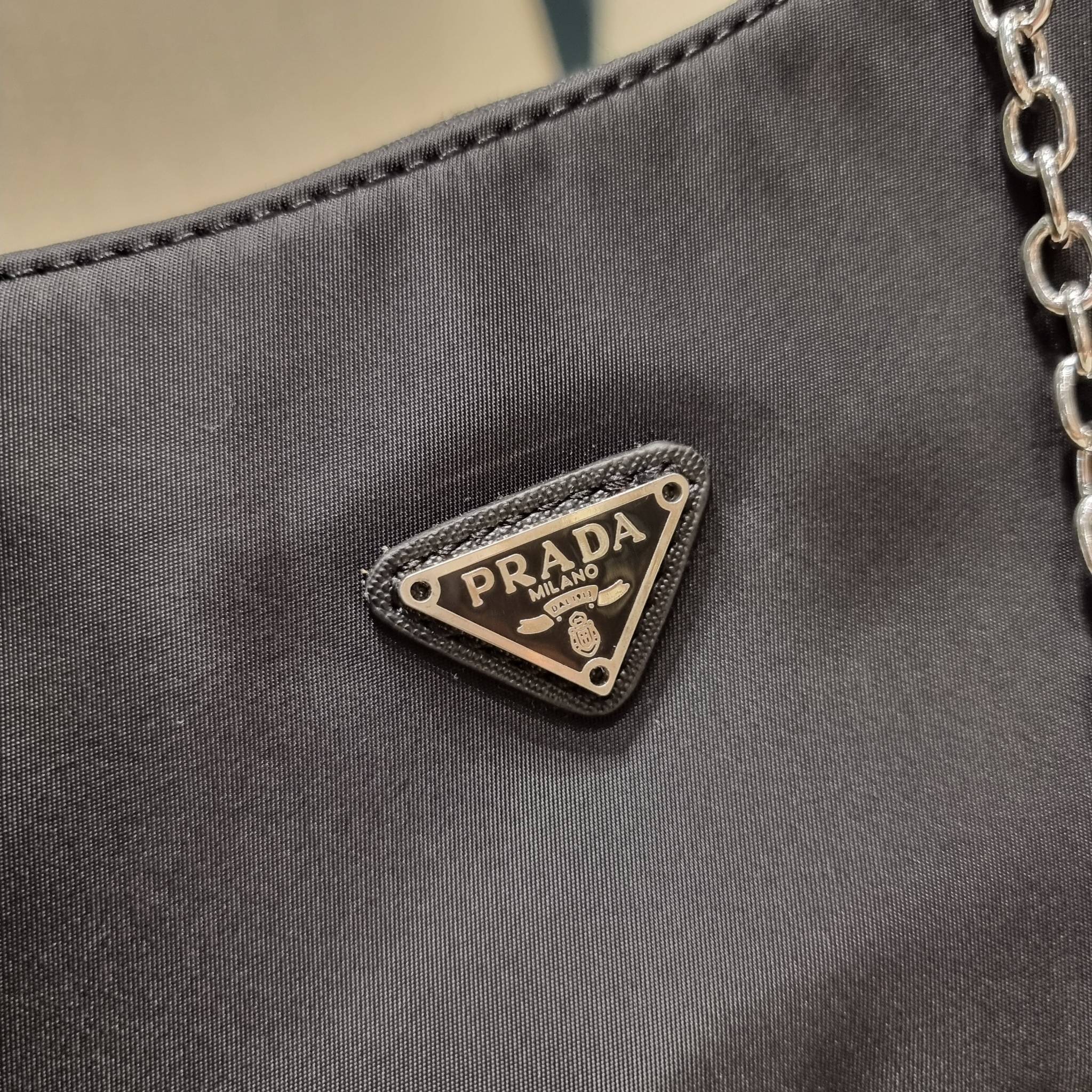 VIP 🥂 PRADA RE-EDITION 2005 RE-NYLON SHOULDER BAG ไอเท็มสุดปัง ที่ฮิตตลอดกาลไม่ว่าจะปีไหนๆ จัดให้ครบทั้งสีขายดีและสีใหม่ล่าสุด ที่สายคุณหนูห้ามพลาด!! กับกระเป๋าสะพายทรงคลาสสิค เหมาะเป็น everyday bag มากๆ วัสดุผ้าไนล่อนคุณภาพ พร้อมใบลูก ไว้ใส่เหรีย