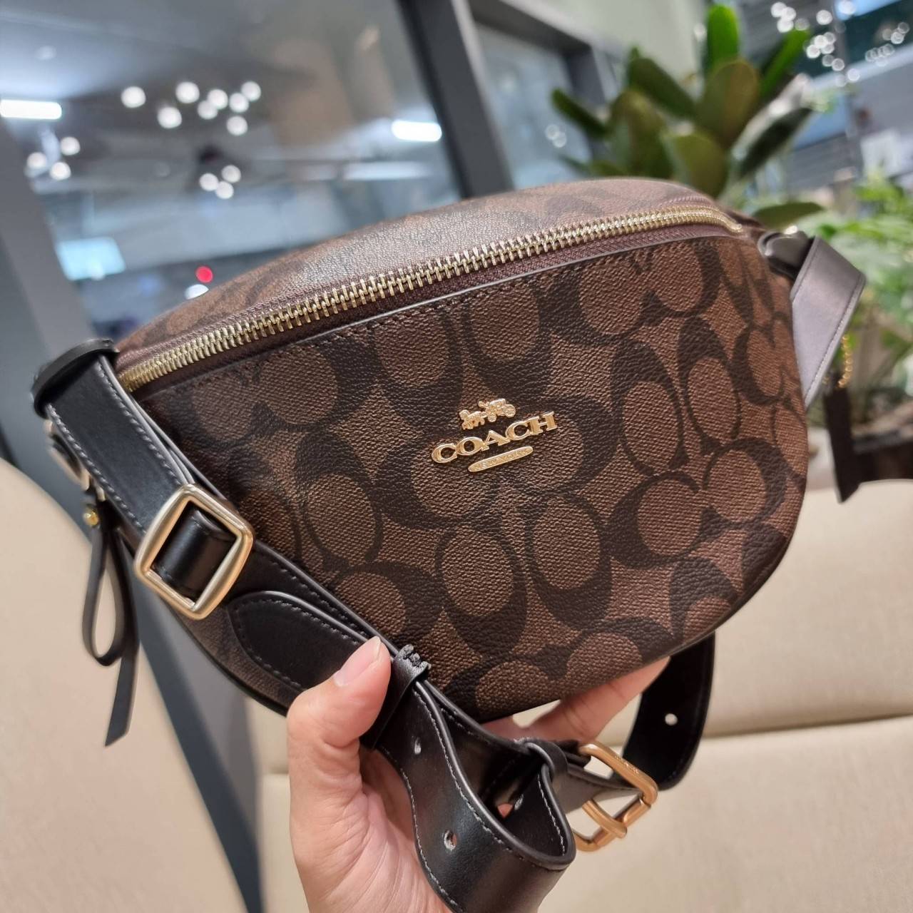COACH F48740 BELT BAG IN SIGNATURE CANVAS กระเป๋าคาดอกทรง Unisex ที่ขายดีถล่มทลาย!! ขายได้ตลอดปี!! สวยเท่ทุกสี วัสดุหนังแคนวาสเคลือบคุณภาพดี ทนทาน ใช้งานง่าย ภายในเป็นช่องโล่ง เหมาะสำหรับคนที่ชอบพกอะไรง่ายๆ รับรองตอบโจทย์น้า