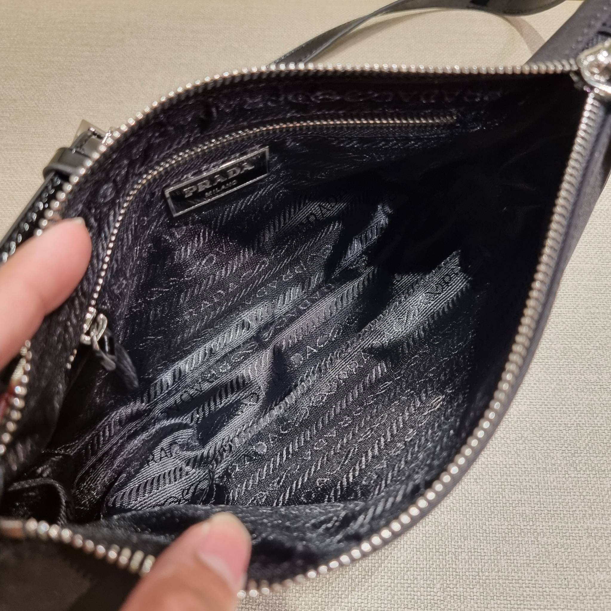 PRADA TESSUTO POCHETTE BAG กระเป๋าทรงพอช ดีไซน์ทรงยาวสุดล้ำ อัพลุคให้ดูแพงไปอีกด้วยดีเทลแต่งขอบด้วยหนังแก้ว วัสดุหลักตัวกระเป๋าเป็นไนล่อนคุณภาพดี เปิด-ปิดด้วยซิป พกพาง่ายด้วยสายสะพายในตัว ที่สามารถปรับได้อีก ภายในเป็นช่องโล่ง ใส่โทรศัพท์ได้ทุกรุ่น กระเป๋า