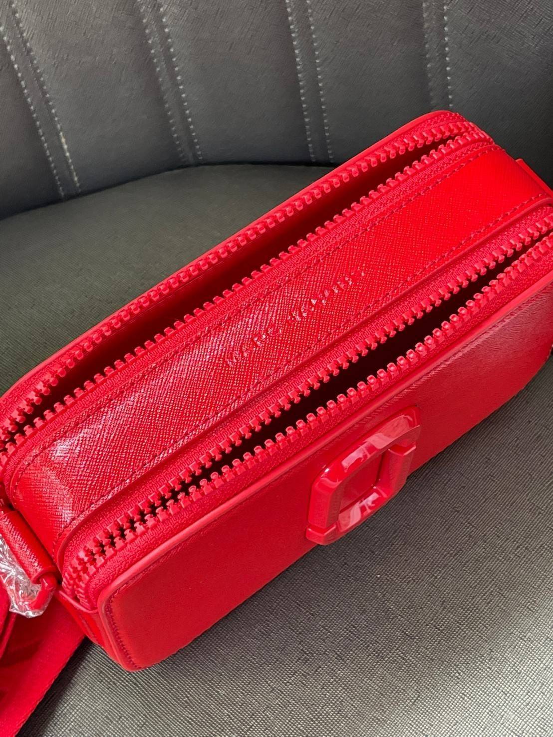 Marc Jacobs Snapshot Bag กระเป๋าแบรนด์ดังจากสัญชาติอเมริกัน นับได้ว่ารุ่นนี้เป็นรุ่นทรงฮิตเลยทีเดียว โดยด้านหน้ากระเป๋าจะเป็นโลโก้แบบโลหะที่เป็นสัญลักษณ์ของแบรนด์นี้ มาพร้อมสายสะพายที่จะสะพายยังไงก็ดูโดดเด่น เพราะขนาดใหญ่ที่สกรีนตัวอักษรโลโก้ ในรูปแบบต่าง