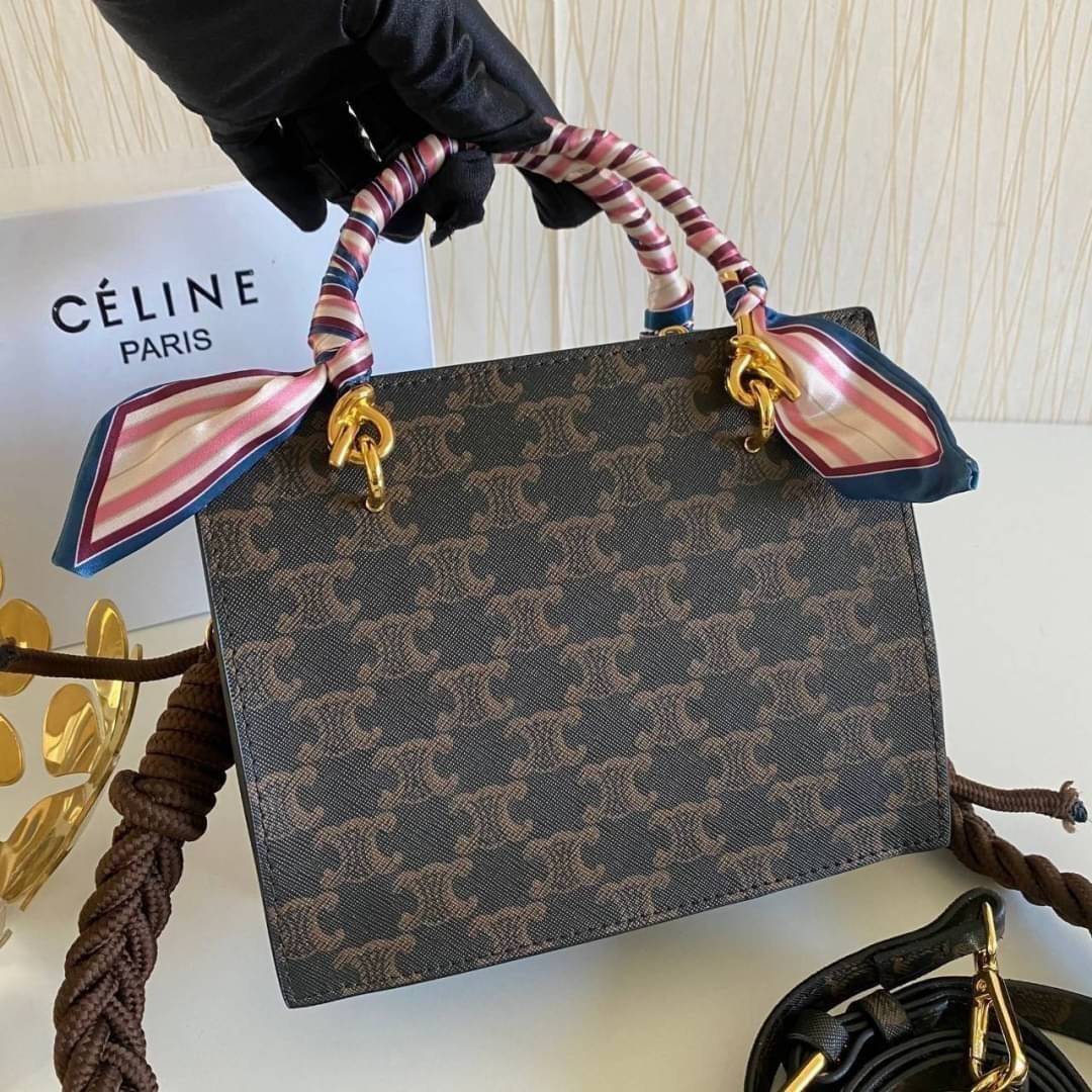 CELINE Tote Bag / Celine Mini Vertical Cabas In Triomphe Canvas And Calfskin With Celine Print Tan พร้อมส่งที่ไทย!! ที่นี่ที่เดียว สวยน่ารักมากๆ ใช้งานดี ถือได้ สะพายได้ กระเป๋ารุ่นโท้ทที่ถามกันเยอะมาก บอกเลยน่ารักสุดๆ สายสะพายมีมาให้สองสาย สายหนัง สายเชื