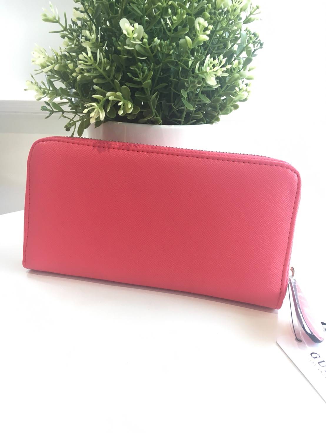 New Arrival!! ~~ Guess wallet กระเป๋าสตางค์หนังใบยาว ซิปรอบ ด้านหน้าประดับด้วยโลโก้แบรนด์โลหะ เปิด-ปิดด้วยซิป แบ่งออกเป็น 2 ช่องใหญ่ สามารถใส่บัตรได้มากกว่า 6 ใบ ใส่ธนบัตรได้มากกว่า 2 ช่อง มีช่องใส่เหรียญและใส่มือถือได้ สวยหรู ต้องมีครอบครองไว้สักใบจริงๆค