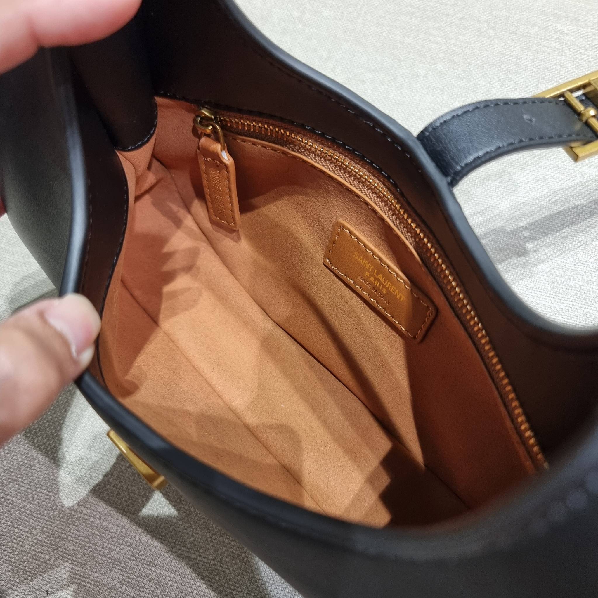 Yves Saint laurent le fermoir hobo bag in shiny leather / YSL hobo bag กระเป๋าสะพายไหล่ ดีเทลหรู สวยครบทุกมุม ตอบโจทย์สาวๆทุกไลฟ์สไตล์ เพราะใช้งานได้ง่ายและสะดวก vip พรีเมี่ยมกิ๊ฟจาก dytyfree วัสดุหนังวัวแท้เต็มใบ สัมผัสดีงามมากๆ น้ำหนักเบา ดูแพงที่สุด ปา