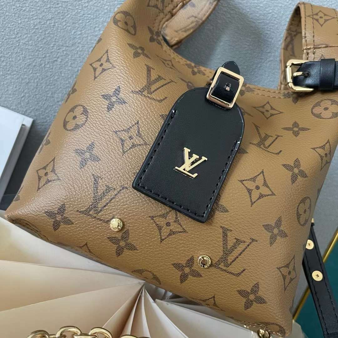 LV Atlantis BB Monogram Reverse กระเป๋าถือแคนวาสแต่งขอบหนังสีเข้มประดับเนมแท็ก LV เกรดออริ สลับแท้ 1:1 ใช้ต่างประเทศได้