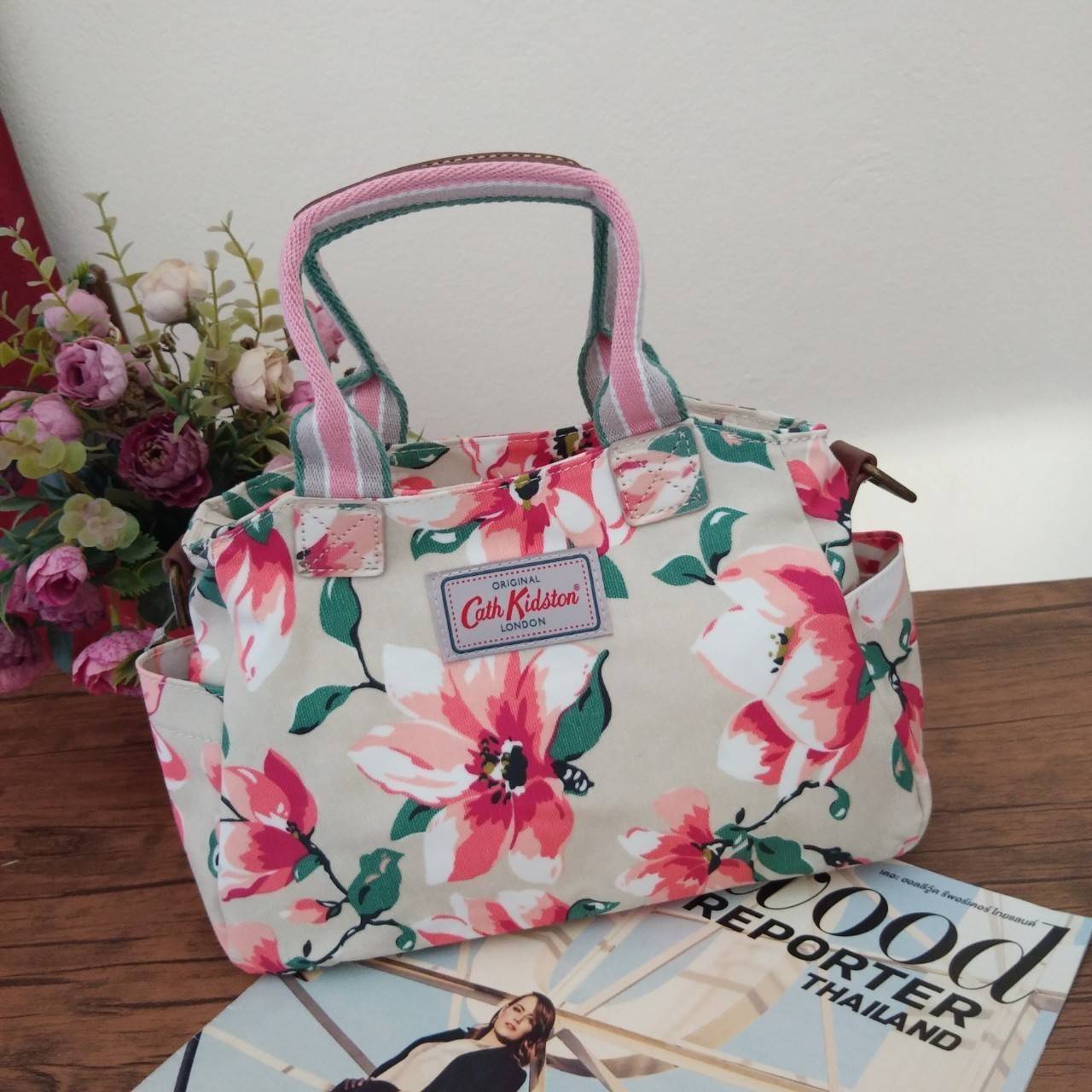 Cath Kidston กระเป๋าถือหรือสะพายข้างสไตล์วินเทจ น้ำหนักเบา เปิดปิดกระเป๋าด้วยซิป ด้านหน้าประดับโลโก้ Cath Kidston ด้านข้างมีช่องเล็กใส่ของ