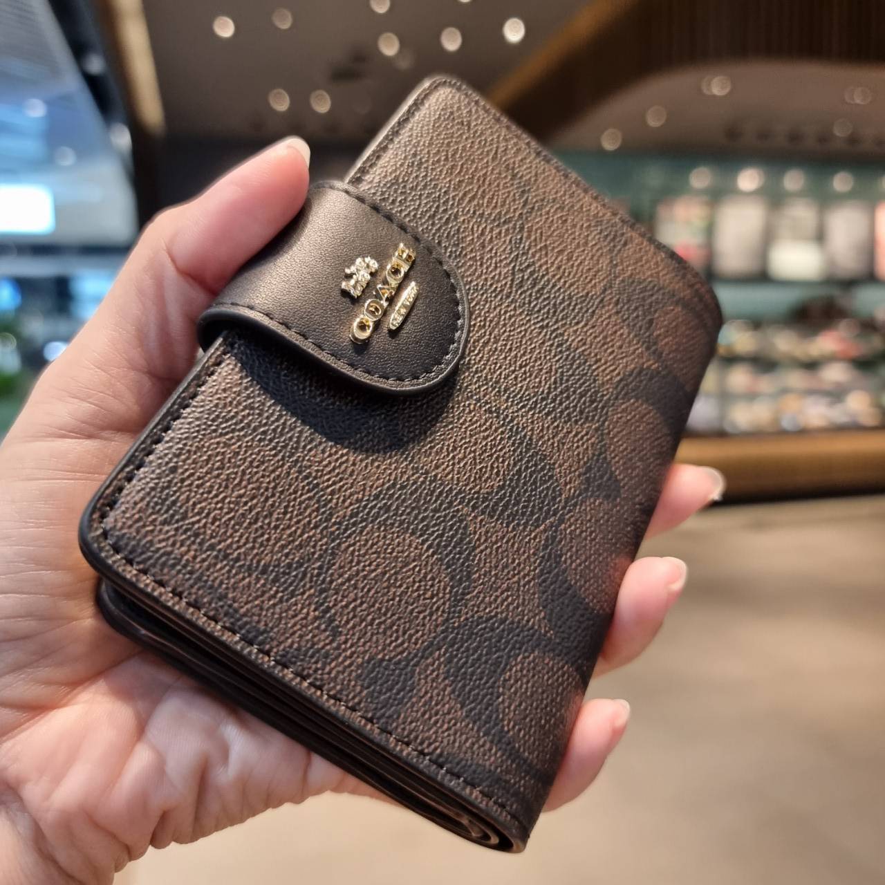 COACH C0082 MEDIUM CORNER ZIP WALLET IN SIGNATURE CANVAS ดีไซน์ใหม่ล่าสุด!! กระเป๋าสตางค์ใบกลาง 👛 ขนาดกำลังเหมาะมือ วัสดุหนังแคนวาสเคลือบลาย ดูแลรักษาง่าย มีช่องใส่บัตรและธนบัตรครบ และช่องซิปแยกไว้ใส่เหรียญ ครบเซ็ทแบบนี้เหมาะส่งต่อเป็นของขวัญที่สุ