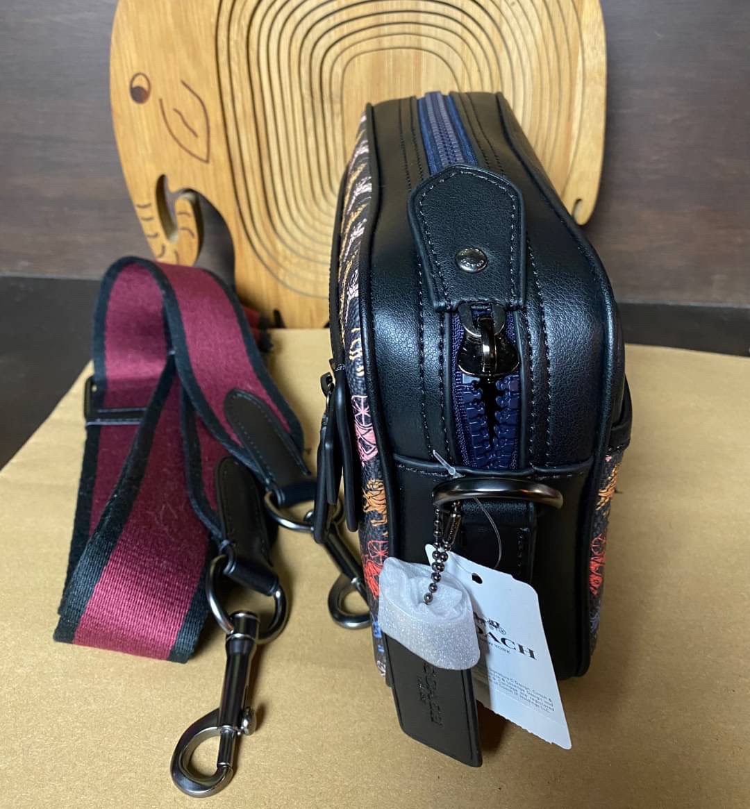 COACH ACADEMY CROSSBODY WITH HORSE AND CARRIAGE PRINT (COACH 89084) ผ้าใบเคลือบพิมพ์ลายและหนังกรวดขัดเงา ภายในกระเป๋ามัลติฟังก์ชั่น| ปิดด้วยซิป ซับในผ้า ด้านนอกมีซิปและกระเป๋าสลิป สายสะพายถอดได้