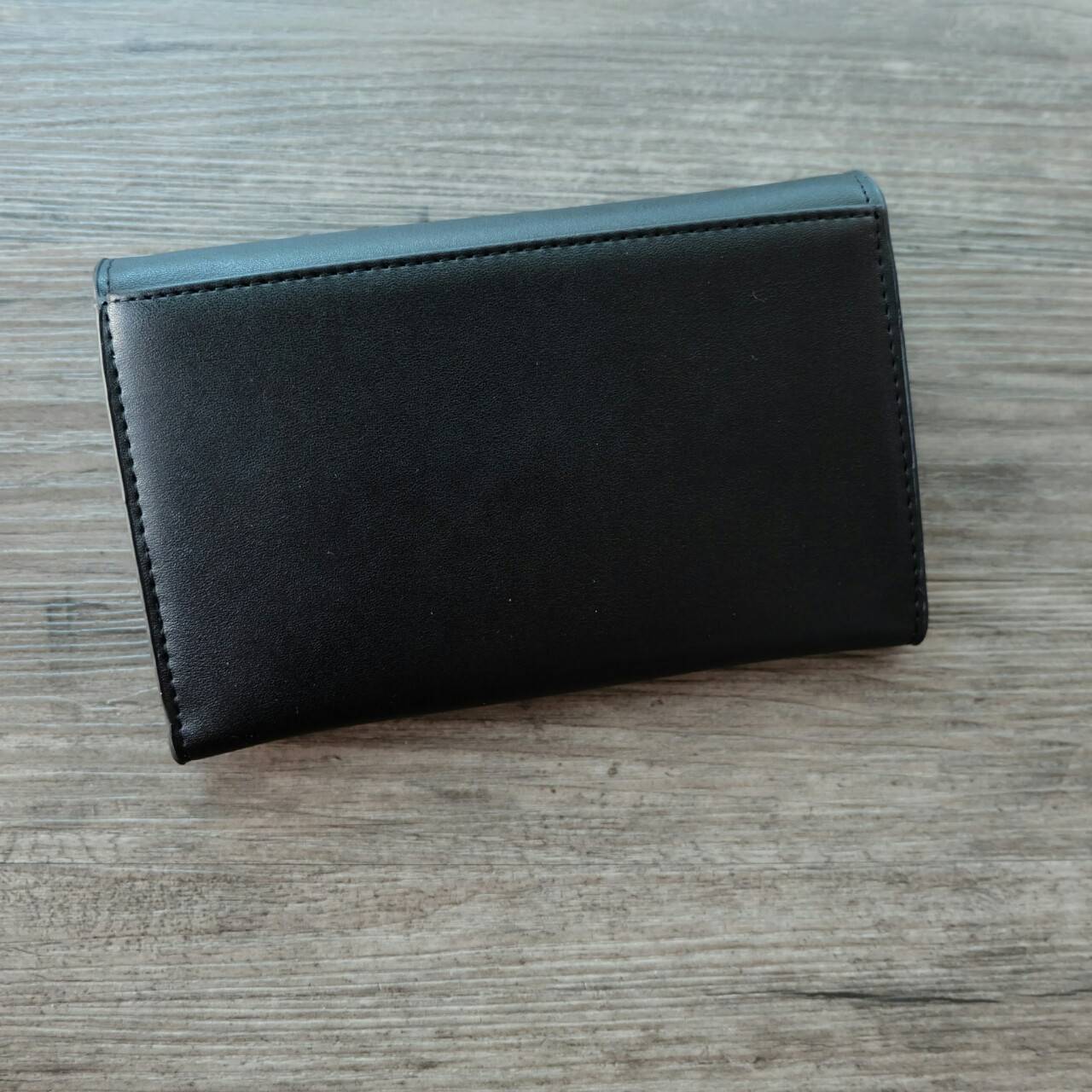 CHARLES&KEITH FRONT FLAP WALLET กระเป๋าสตางค์แบบ cluth คลัช รุ่นชนช็อปเปิดปิดด้วยฝาปิดกระดุมแม่เหล็ก ด้านหน้ามีโลโก้แบรนด์ ภายในมีช่องใส่ของ เยอะค่ะ มีทั้งฝช่องซิป และช่องใส่บัตรหลายช่อง สามารถใส่ธนบัตร มือถือ เหรียญและบัตรได้เยอะ มีกระดุมปรับขยายทรง มาพร