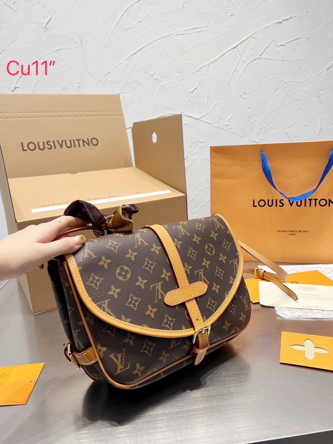LV SAUMUR MM MONOGRAM BAG / LV Crossbody bag กระเป๋าสะพายพิมพ์ลายโมโนแกรมสุดหรูจากแบรนด์ดัง รูปทรงใช้งานง่าย ภายในจุของได้เยอะ ตอบโจทย์ให้กับทุกลุคทุกสไตล์ ใช้เป็น every ได้เลยค่ะ