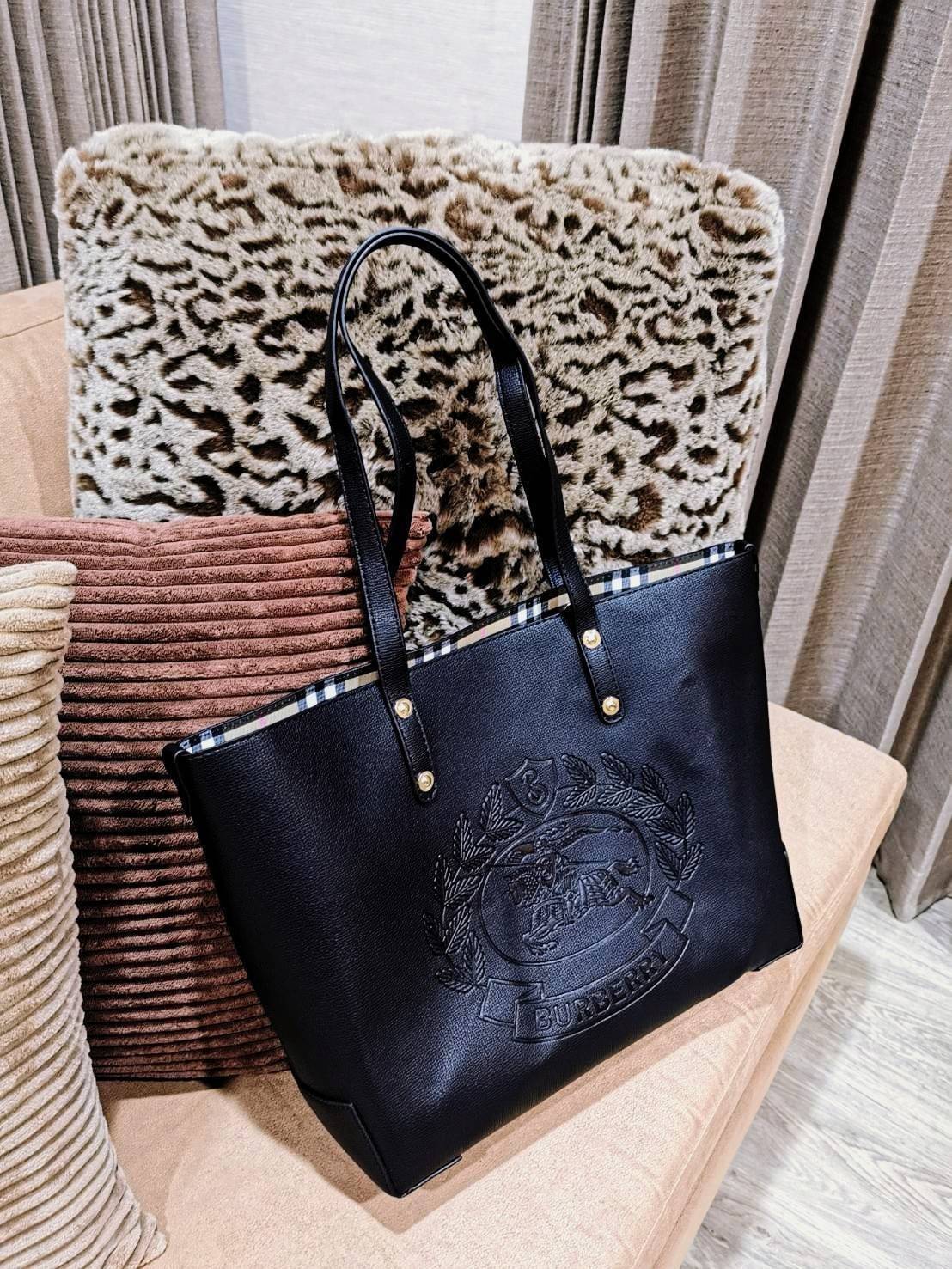 VIP 】BURBERRY FRAGRANCES TOTE BAG VIP GIFT WITH PURCHASE (GWP) พรีเมี่ยมกิ๊ฟ Limited Edition จาก BURBERRY PERFUME รุ่นแนะนำ ดีไซน์สวยโดดเด่นหนังสีดำขึ้นเทคเจอร์ด้านหน้ามีโลโล้แบรนด์ ภายในลายวินเทจสุดคลาสสิค โล่งกว้างมีช่องซิปเล็กและโลโก้ด้านใน สามารถใส่เอ