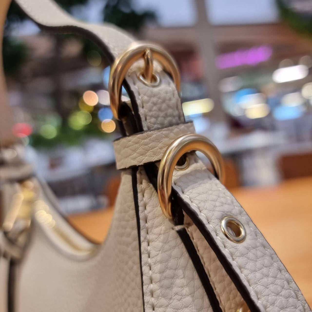 COACH C6807 KLEO HOBO IN SIGNATURE CHAMBRAY ใหม่ล่าสุด คอลเลคชั่นสุดคิ้วท์ ที่สาวๆต้องหลงรัก กระเป๋าสะพายทรงโฮโบ ที่ดีไซน์มาให้ปรับใช้งานได้หลากหลาย วัสดุหนัง pepble สวยหรู รูดเปิด-ปิดด้วยซิป ภายในเป็นช่องโล่ง สายคล้องสามารถถอดออกใส่สายยาวสะพายข้างได้ หรื