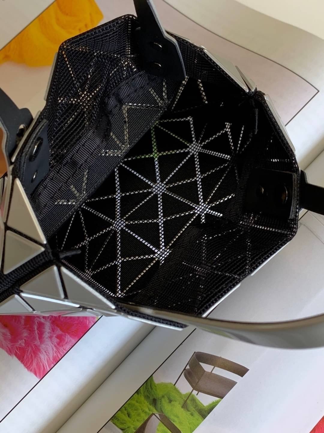 BAOBAO ISSEY MIYAKE 6x6 BLOCK TOTE BAG กระเป๋าถือทรง shopping โท้ท ลายตาราง บล็อคสี่เหลี่ยมสามเหลี่ยม ภาพสินค้าถ่ายจากงานขายจริง ใช้งานต่างประเทศได้ค่ะ