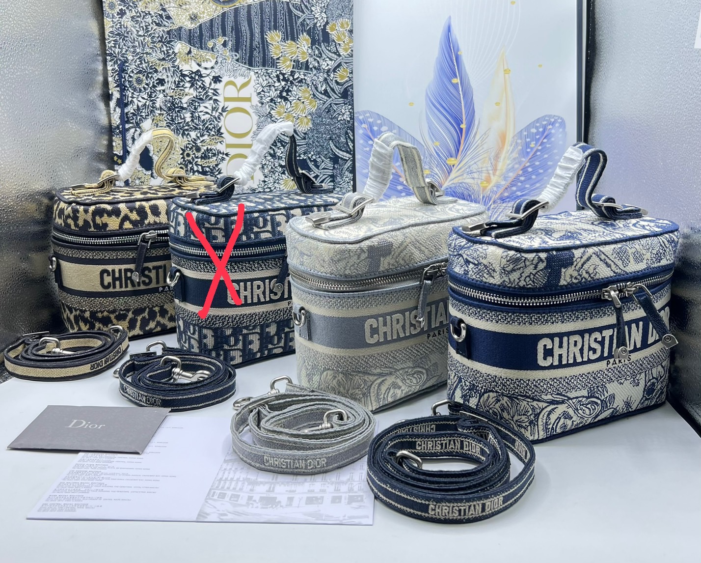 18cm Small DiorTravel Vanity Case กระเป๋าใส่เครื่องสำอาง มาพร้อมกับลวดลาย Oblique ปักอย่างประณีตและประดับด้วยสัญลักษณ์ Christian Dior Paris มาพร้อมสายสะพายและหูจับในตัว ปรับเปลี่ยนใช้งานได้ตามสไตล์