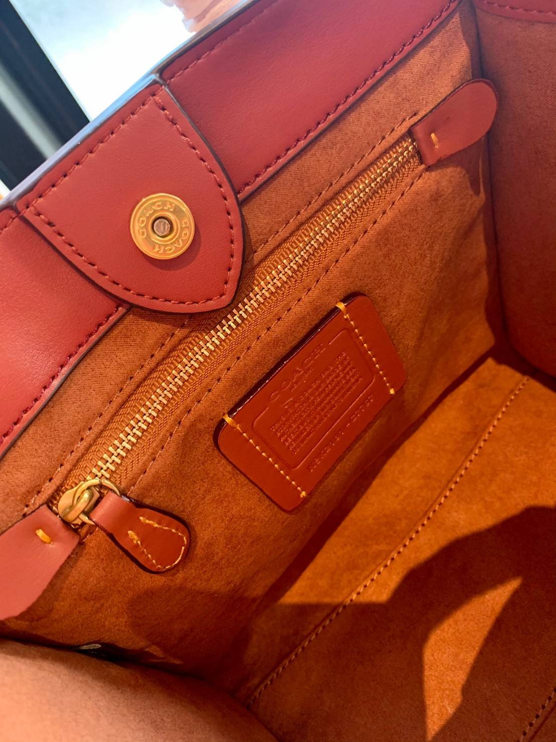 COACH LUNAR NEW YEAR FIELD TOTE 22 IN SIGNATURE CANVAS WITH TIGER REXY ((C7767)) 📌พร้อมส่งที่ไทย ต้อนรับปีเสือนี้กันค่าา! กระเป๋าทรงTote หนังแท้สวย 🔺ด้านหน้า สกรีนลาย Tiger Rexy อันเป็นสัญลักษณ์ประจำปีกันเลยค่ะ ปากกระเป๋าเปิดปิดแบบกระดุมแม