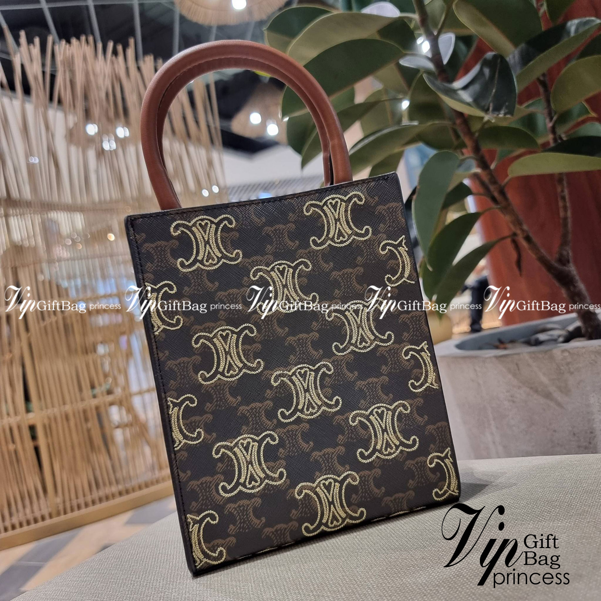 VIP 🥂 CELINE MINI VERTICAL CABAS IN TRIOMPHE CANVAS WITH TRIOMPHE HEART EMBROIDERY ใหม่พร้อมเสิร์ฟ กับกระเป๋าสะพายทรงโท้ท ไซส์มินิ ขนาดกำลังสวยพอดี สะดวกพกพา โดดเด่นด้วยโลโก้ลายปัก ดีเทลเดินด้ายรูปหัวใจ เพิ่มดีเทลความแพงไปอีก วัสดุหนังแคนวาส มีหูจ