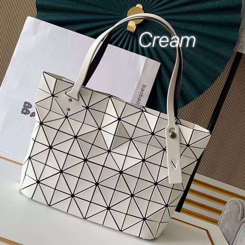 Bao Bao Issey Miyake ROCK MATTE ซีรีส์นี้จะเป็นทรงสี่เหลี่ยมผืนผ้า มีซิปปิดด้านบน ถือเป็นรุ่นที่เหมาะกับการใช้งานในชีวิตประจำวัน สามารถพับมุมและบริเวณด้านล่างของกระเป๋าเพื่อเพิ่มความสะดวกสบายในการใช้งาน ทั้งยังช่วยให้วางกระเป๋าในแนวตั้งได้อีกด้วย แผ่นต่อส