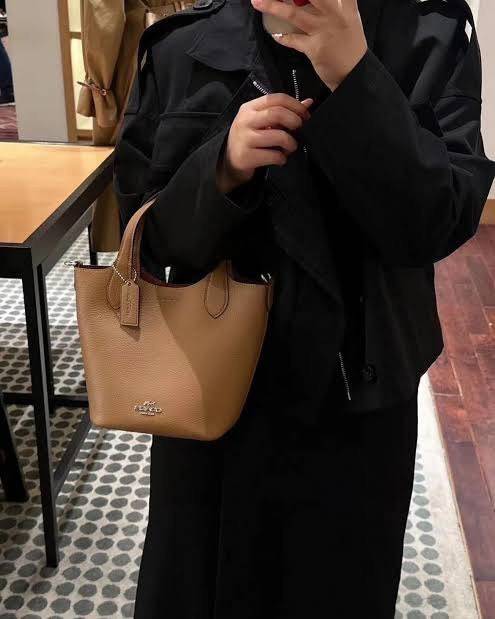 พร้อมส่ง 5 สี COACH HANNA BUCKET BAG กระเป๋าถือ/สะพายข้างทรงบักเก็ตรุ่นใหม่ดีไซน์เก๋น่ารัก เกรดท็อปออริ เกรดดีสุด สลับแท้ 1:1