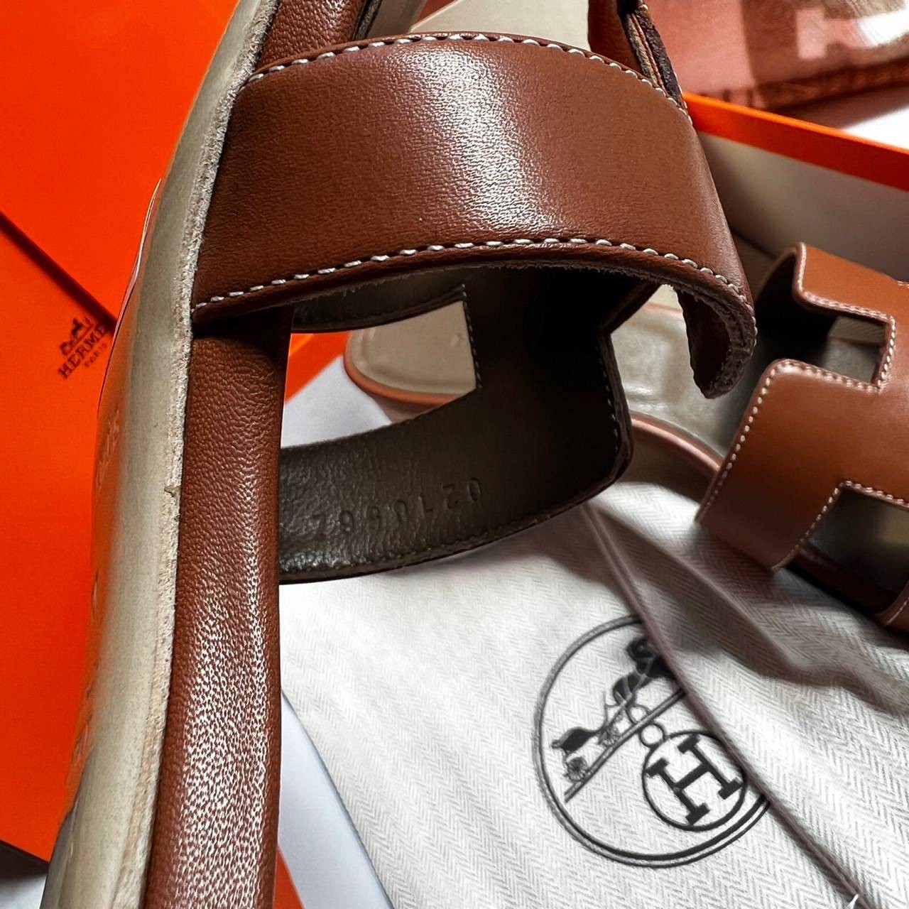 หนังแท้ Hermes sandal leather รองเท้างานสั่งตัตใช้สลับแท้ เกรดออริจินอล ตรงพื้นรองเท้าทำจากไม้รองด้วยหนังแท้ 100% งานตัดเย็บปราณีตละเอียดมากค่ะ มีอุปกรณ์ครบ หนังนิ่มใส่สบาย ใช้ทนนาน เกรดนี้คุ้มมาก ไม่ผิดหวังค่ะ ภาพสินค้าถ่ายจากงานขายจริง ใช้งานต่างประเทศไ