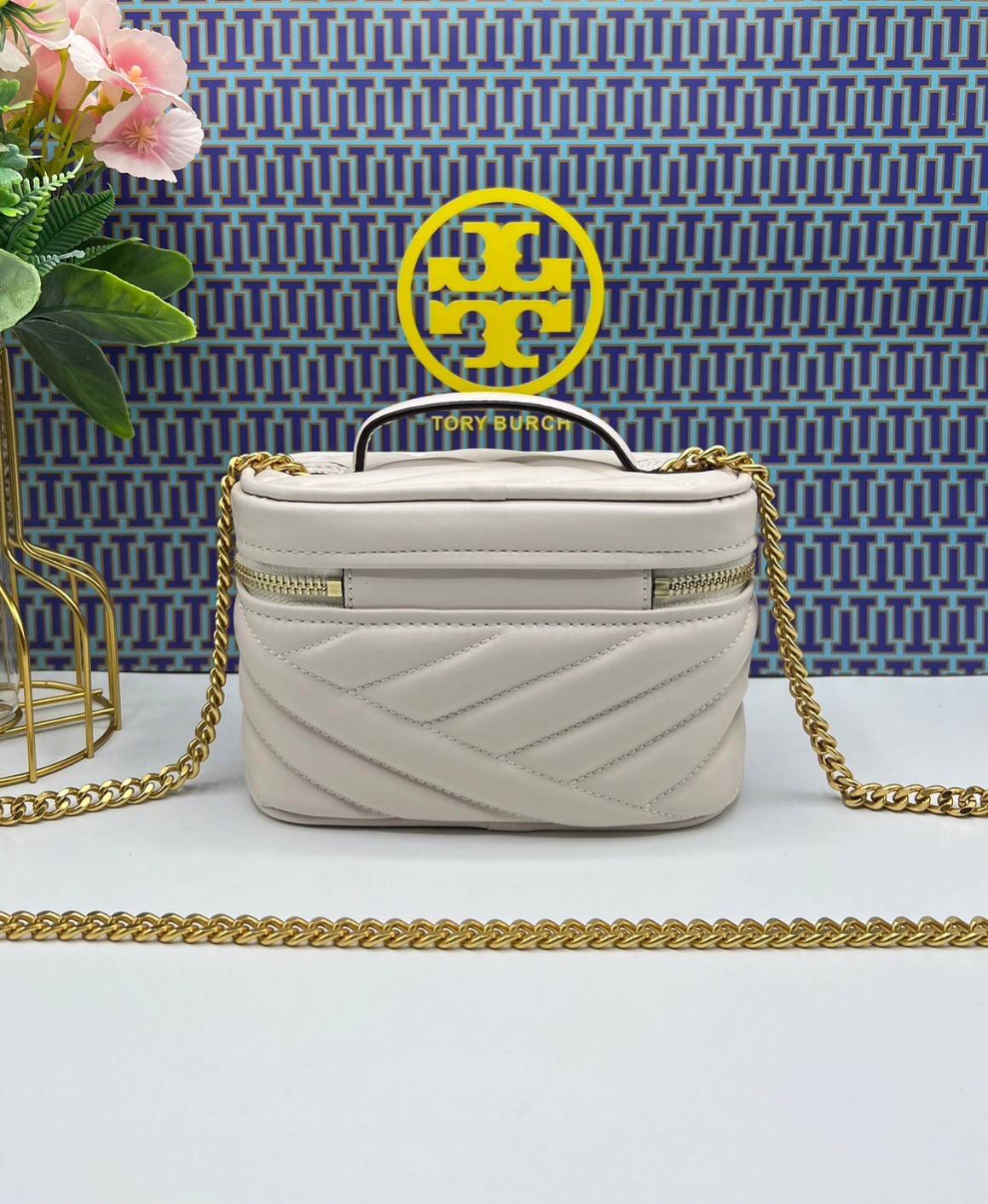 TORY BURCH Kira Chevron Mini Vanity Case Bag กระเป๋าถือ/สะพาย ใส่เครื่องสำอางค์ ใส่ของใช้จำเป็นได้ ทรงกล่องสวย ที่สามารถใช้เป็น everyday bag สะพายได้ทุกวัน