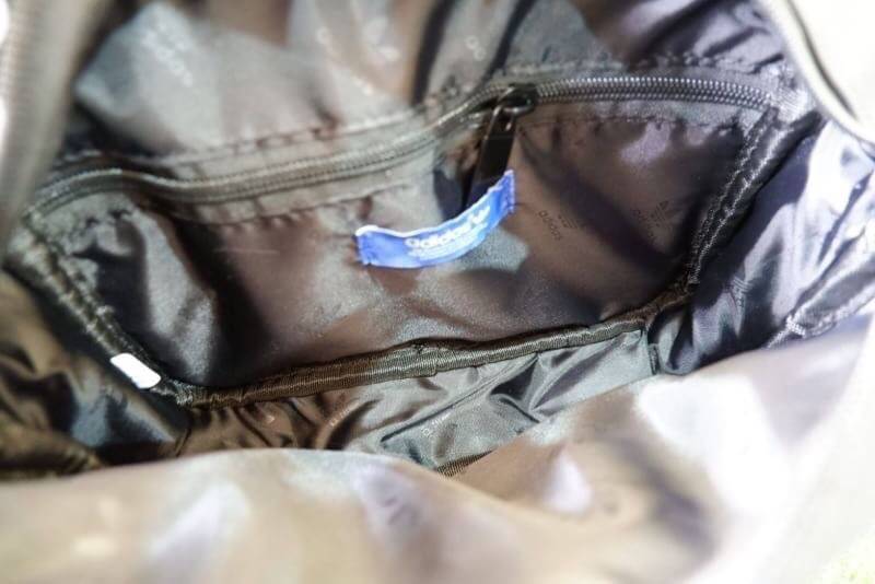 adidas mini airline bag *outlet* กระเป๋าสะพายข้างทรงสปอร์ต ด้านหน้าติดโลโก้แบรนด์ ดีไซน์ลาย 3D ด้านหลังเป็นหนังเรียบ มีช่องซิปสามารถใส่สิ่งของได้ รุ่นนี้เปิดปิดด้วยซิปคู่ ซิปปั๊มแบรนด์ทุกจุด ด้านในเป็นช่องกว้าง มีช่องซิป สายสะพายยาวสามารถปรับระดับได้ สาวก