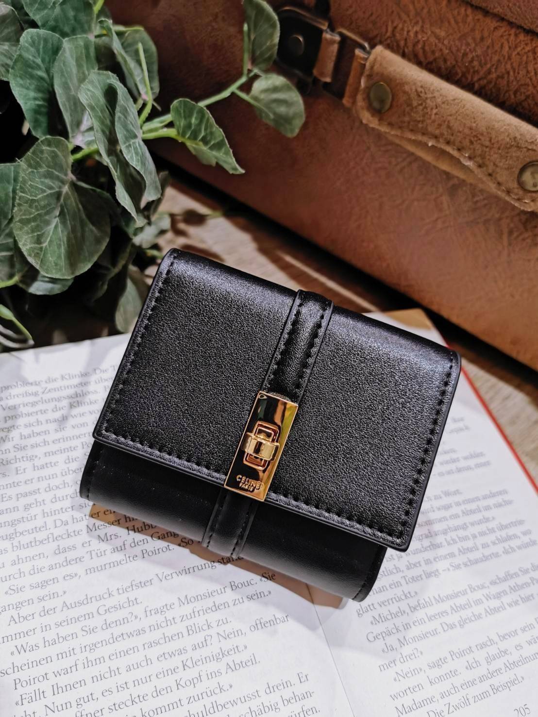 CELINE SHORT WALLET VIP GIFT WITH PURCHASE (GWP) พรีเมี่ยมกิ๊ฟ Limited จาก CELINE HAUTE PARFUME DUTYFREE COUNTER หนังแท้ CalfSkin เรียบสวยอยู่ทรงมีโลโก้ด้านหน้าเปิดปิดด้วยตัวล๊อคบิดอะไหล่ทองปั้มโลโก้ภายในมีช่องแบ่งหลายช่อง มีช่องใส่บัตรหลายช่อง ช่องใส่เหร