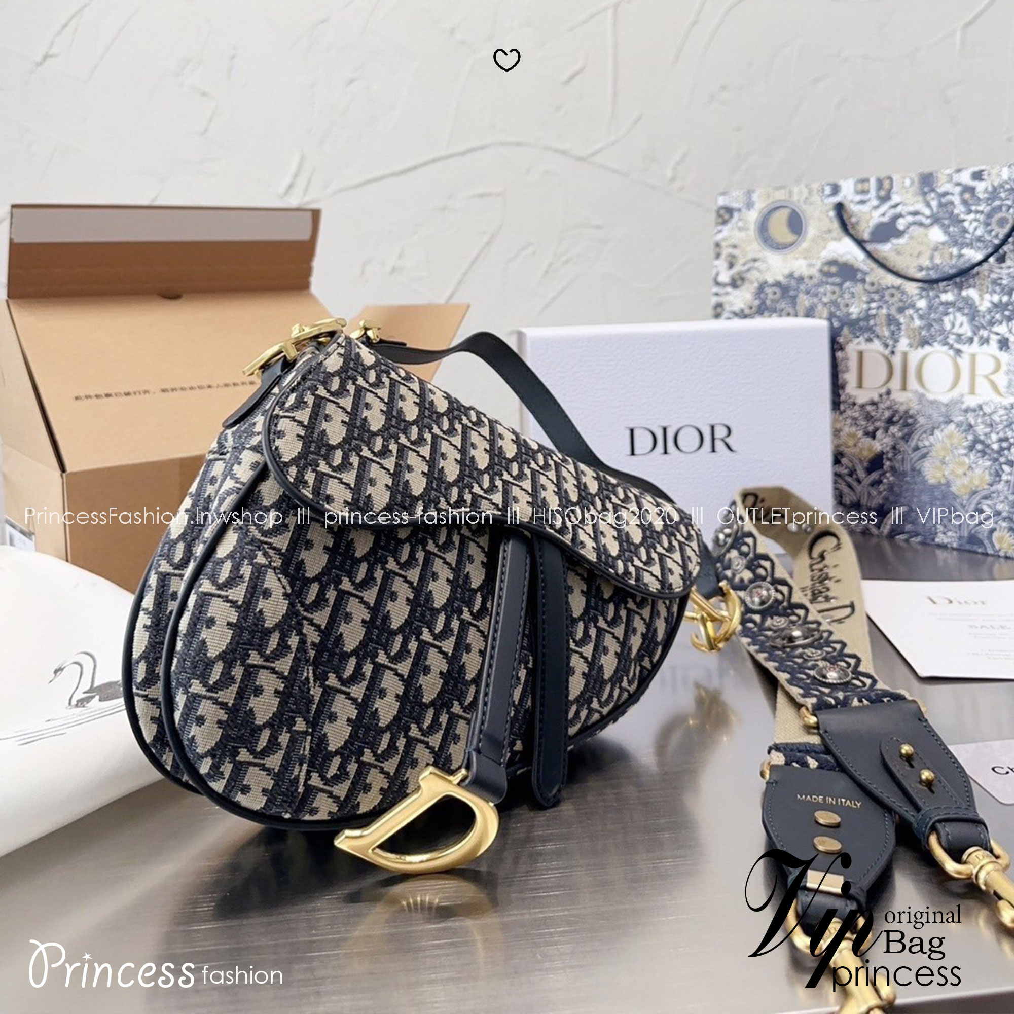 DIOR Saddle Bag with Strap Blue Dior Oblique Jacquard กระเป๋าถือ/สะพาย รุ่นยอดนิยมของแบรนด์ งานผ้าแจ็คการ์ดลาย Oblique ลูกเล่นห้อยด้วยตัวอักษร D สายถือมีกิมมิค CD อะไหล่ทองเงางาม เรียกว่าจะถือก็ปั้วะ จะสะพายก็ปังไม่ไหว เก็บทุกรายละเอียดงานเป๊ะมากค่ะ