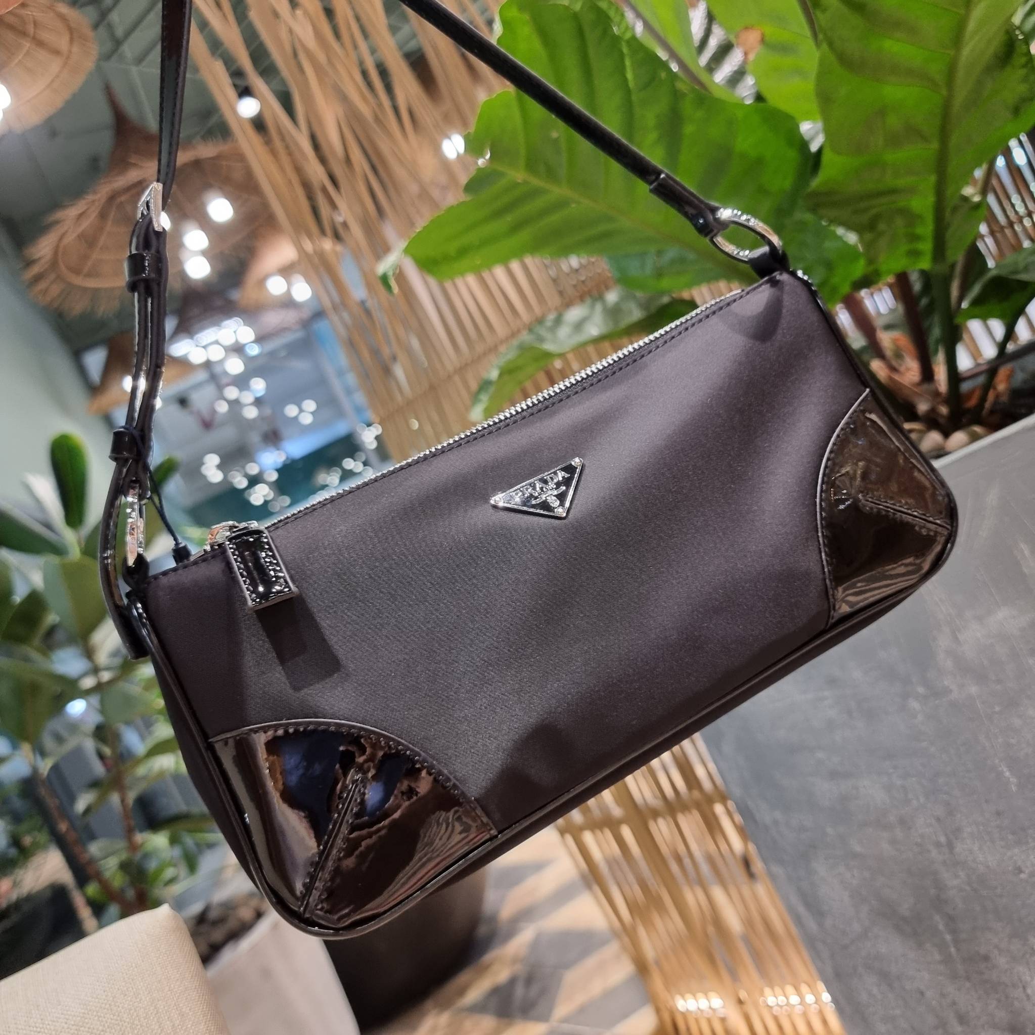 PRADA TESSUTO POCHETTE BAG กระเป๋าทรงพอช ดีไซน์ทรงยาวสุดล้ำ อัพลุคให้ดูแพงไปอีกด้วยดีเทลแต่งขอบด้วยหนังแก้ว วัสดุหลักตัวกระเป๋าเป็นไนล่อนคุณภาพดี เปิด-ปิดด้วยซิป พกพาง่ายด้วยสายสะพายในตัว ที่สามารถปรับได้อีก ภายในเป็นช่องโล่ง ใส่โทรศัพท์ได้ทุกรุ่น กระเป๋า