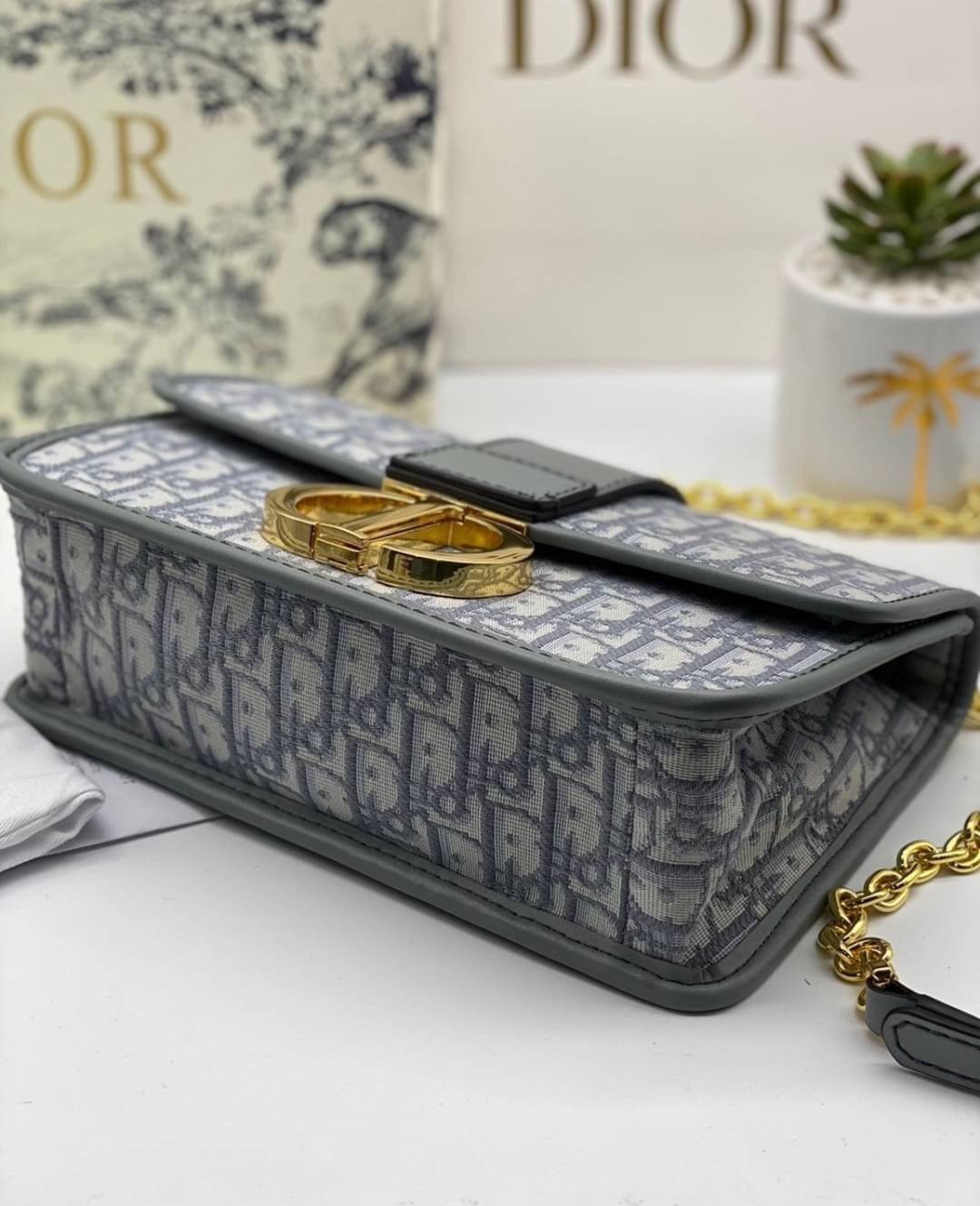 หนังแท้ CHRISTIAN DIOR 30 MONTAIGNE BAG Oblique Jacquard เอกลักษณ์ของความหรู น้ำหนักเบา ไอเท็มหายาก!! Best seller!! ยกให้น้องเลย!! ดีไซน์เรียบหรูในความเป็นเอกลักษณ์ ใช้งานง่าย สะดวก ได้ทุกโอกาส แนะนำเป็น everyday bag ติดตัวไว้เลยจ้าสาวๆ พร้อมส่งที่ไทย ภาพ