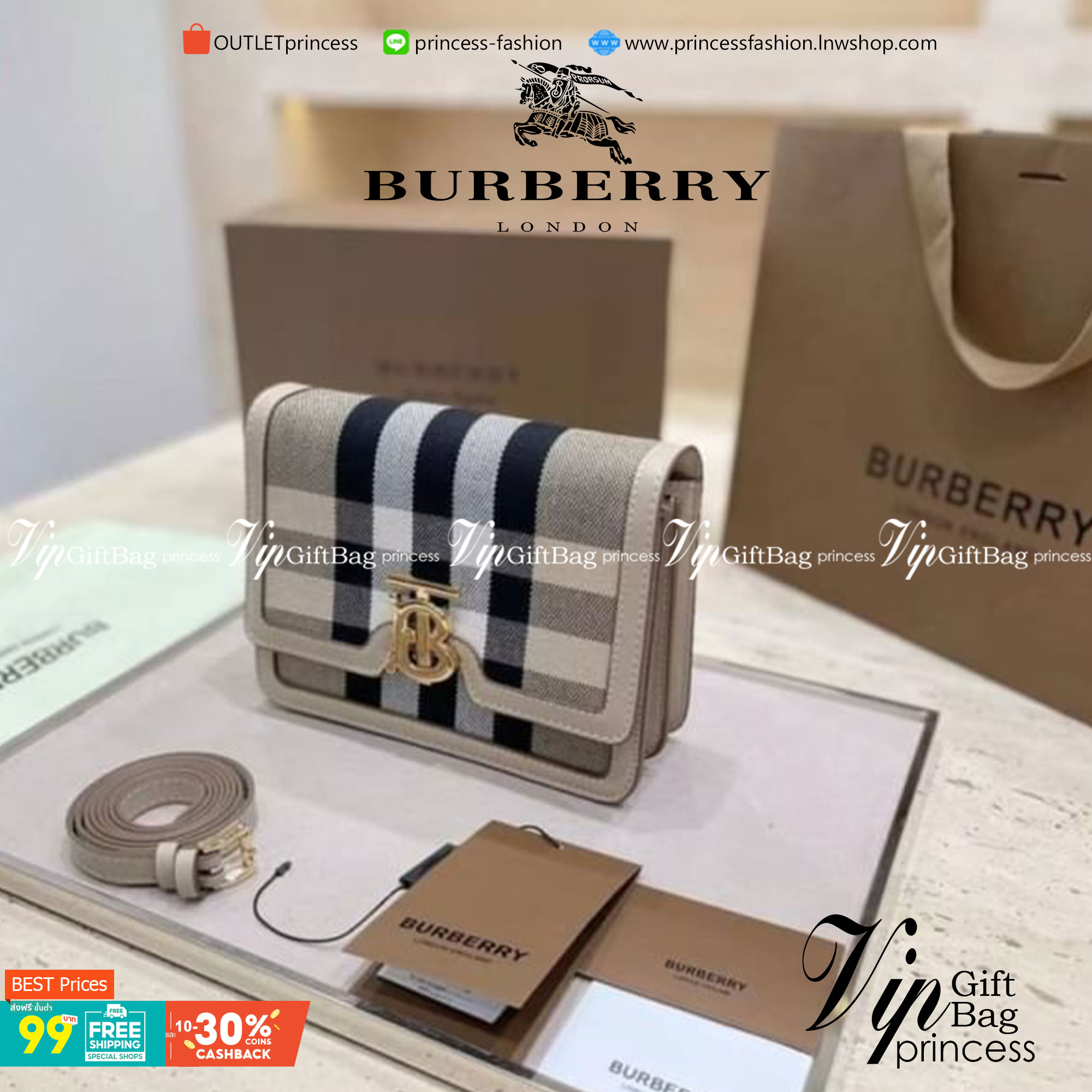 VIP 】กลับมาตามคำเรียกร้อง! ห้ามพลาด! Rare items! BURBERRY FRAGRANCES LEATHER CROSSBODY BAG วัสดุ Canvas & Leather ลาย Vintage คอลเลคชั่นใหม่ทรงเหลี่ยมสวยหรูดูดี เปิดปิดด้วยฝาปิดสัญลักษณ์รูปTB ภายในมีช่องแบ่งเป็นสัดส่วนสามารถใส่มือถือ iphone เงิน ของจ