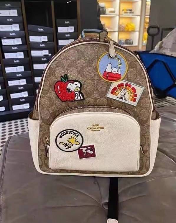 Coach X Peanuts Court Backpack In Signature Canvas With Varsity Patches เป้รุ่นลิมิเต็ดสุดหายาก!! คิ้วท์ๆ น่ารักน่าใช้มากๆ ด้วยดีไซน์ที่โดดเด่น 🎒💓 วัสดุหนังแคนวาสคุณภาพดี มีช่องซิปแยกให้หลายช่อง สายสะพายปรับได้ตามถนัด รุ่นนี้ขับผิวดีมากๆ ถ