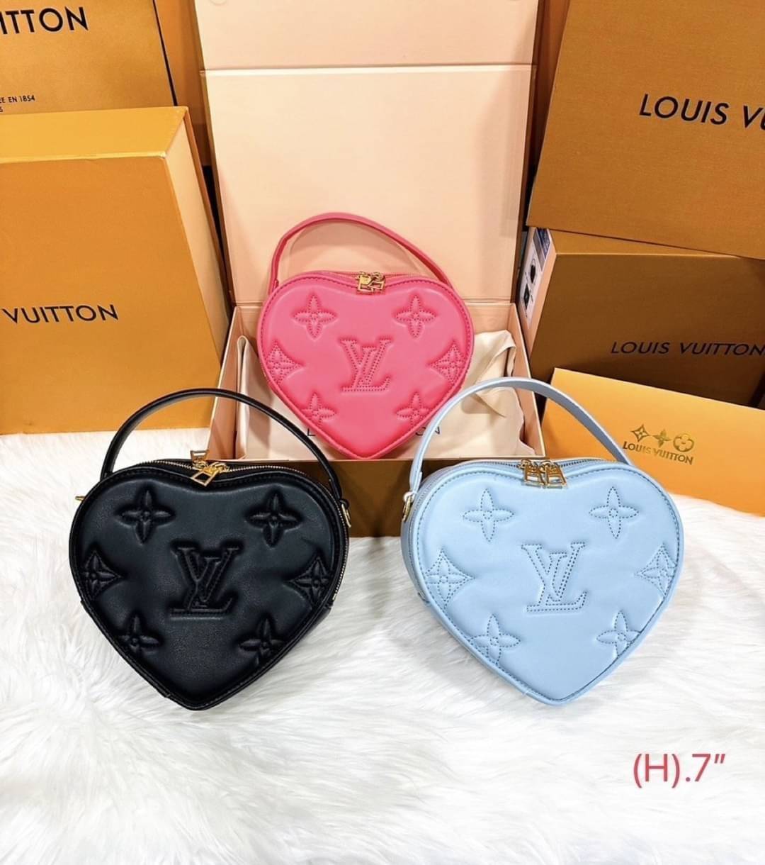 LV Pop My Heart pouch bag สวยมาก มงลงมาก!! กระเป๋าสะพายสุดคิ้วท์ ดีไซน์รูปทรงหัวใจไม่ซ้ำใคร น่ารักทุกสี น่าใช้ไปเลยแม่!!