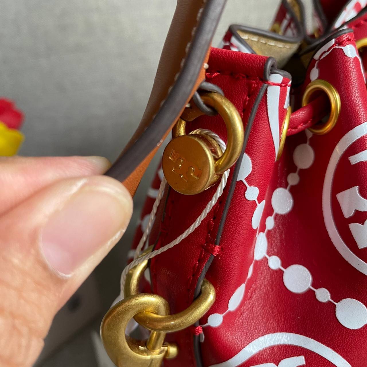 TORY BURCH T Monogram Embroidered Mini Bucket Bag ถูกหรือแพงต้องแดงไว้ก่อนเลยค่ะ ^^ กระเป๋าทรงบักเก็ตใบเล็กน่ารัก สุดหรูหรา ทรงสวย โด่ดเด่นลายพิมพ์ monogram วัสดุหนังอย่างดี เปิด-ปิดแบบหูรูด ล็อดด้วยปุ่ม อะไหล่ทองสวยงาม มาพร้อมสายยาว ปรับสายได้ ถอดสายได้ 
