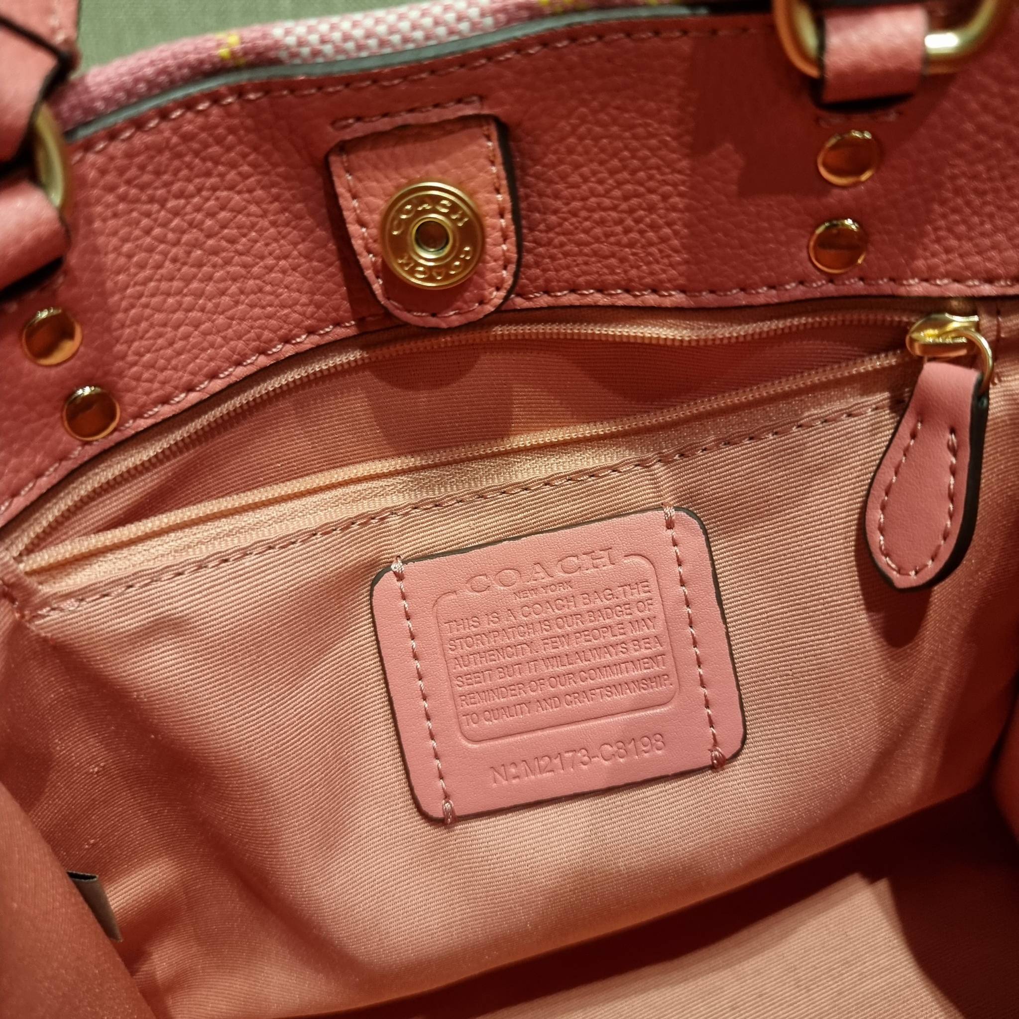 COACH C8198 DEMPSEY TOTE 22 WITH GARDEN PLAID PRINT AND COACH PATCH คอลใหม่สุดคิ้วท์ หวานๆใสๆ น่ารักชะมัด!! ดีไซน์ลายสก็อต เหมาะกับฟีลลิ่งปิคนิคเป็นที่สุด กระเป๋าทรงโท้ท ไซส์กำลังสวย ฟังก์ชั่นการใช้งานก็สะดวกที่สุด มีทั้งสายคล้องในตัว และสายครอสบอดี้ วัสด