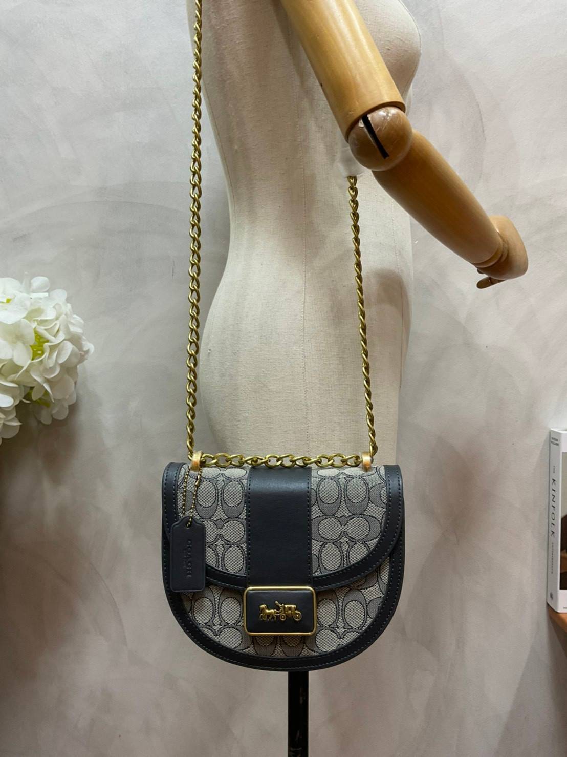 COACH ALIE SADDLE BAG IN SIGNATURE JACQUARD (C4694//C3464) New item!! กระเป๋าสะพายทรง saddle ดีไซน์วินเทจย้อนยุค แฝงความหรูในตัวด้วยอะไหล่สีทองเหลือง โดดเด่นไม่ซ้ำใครแน่นอน วัสดุผ้า jacquard สลับหนังแท้ ภายในเป็นช่องโล่ง มาพร้อมสายสะพายครอสบอดี้ ที่สามารถ