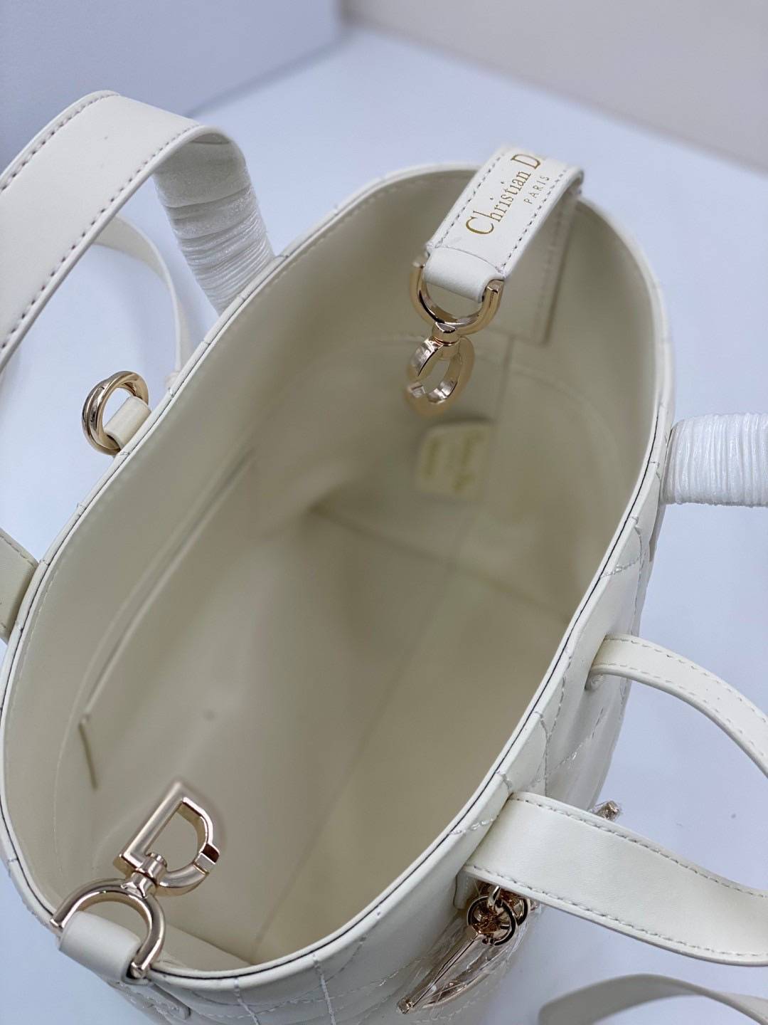 ORI | หนังแท้ DIOR Small Toujours vertical tote bag กระเป๋าทรงโท้ทไซส์เล็กสวยหรู ดีเทลสุดประณีตคอมพลีตลุคในทุกวัน เย็บลวดลาย macrocannage และชาร์มตัวอักษร D,I,O,R