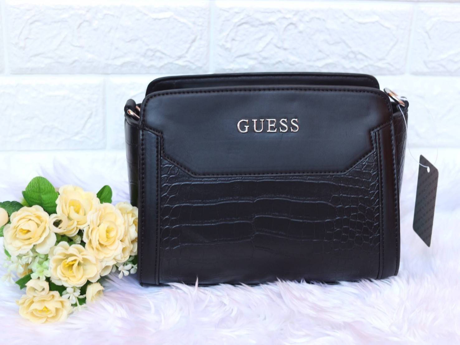 GUESS CROSSBODY BAG กระเป๋าหนังสะพายข้างทรงสุดฮิต ดีไซน์หรู หนังสวยอยู่ทรง ภายในมีช่องซิป เปิดปิดง่ายด้วยซิป อะไหล่สีเงิน สายสะพายปรับได้ (ถอดได้) มีหมุดรองฐานทั้งสี่กันฐานเป็นรอยได้ดี รุ่นนี้แนะนำเลยค่าา