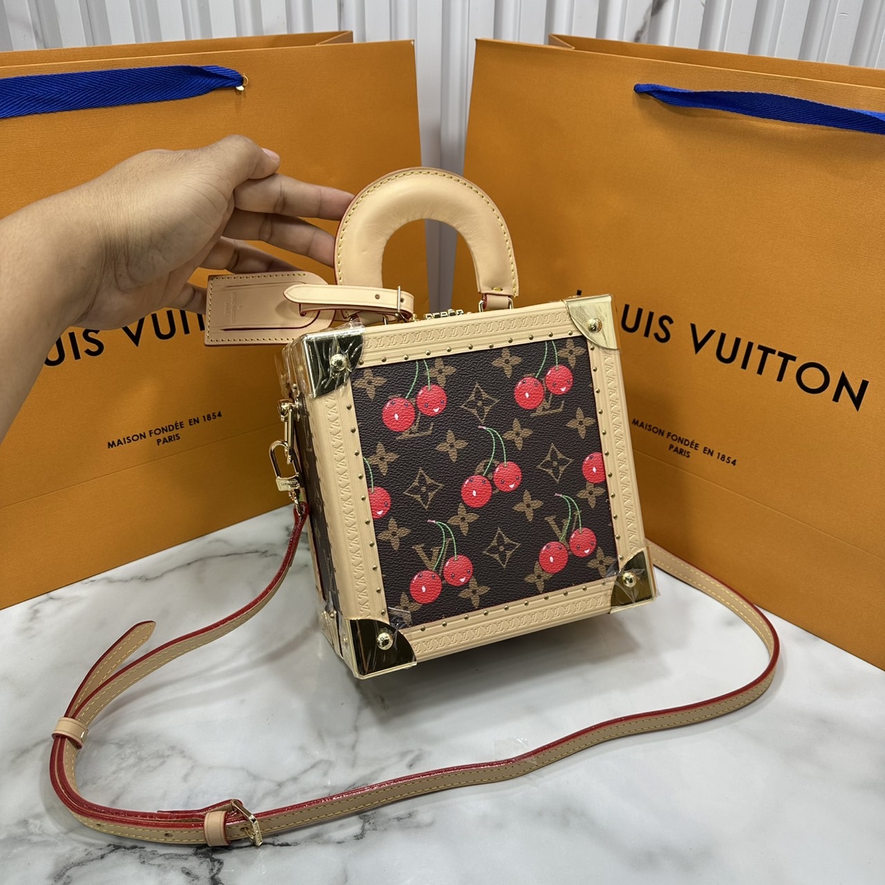 ORI หนังแท้ | LV x TM Mini Square Trunk Cherry Monogram Canvas กระเป๋าสะพายทรงกล่องทรังค์ดีไซน์ขนาดเล็กพกพาสนุก เอกลักษณ์เหนือกาลเวลา Monogram แคนวาสแสนคลาสสิกประดับลายเชอร์รี่สไตล์ Kawaii