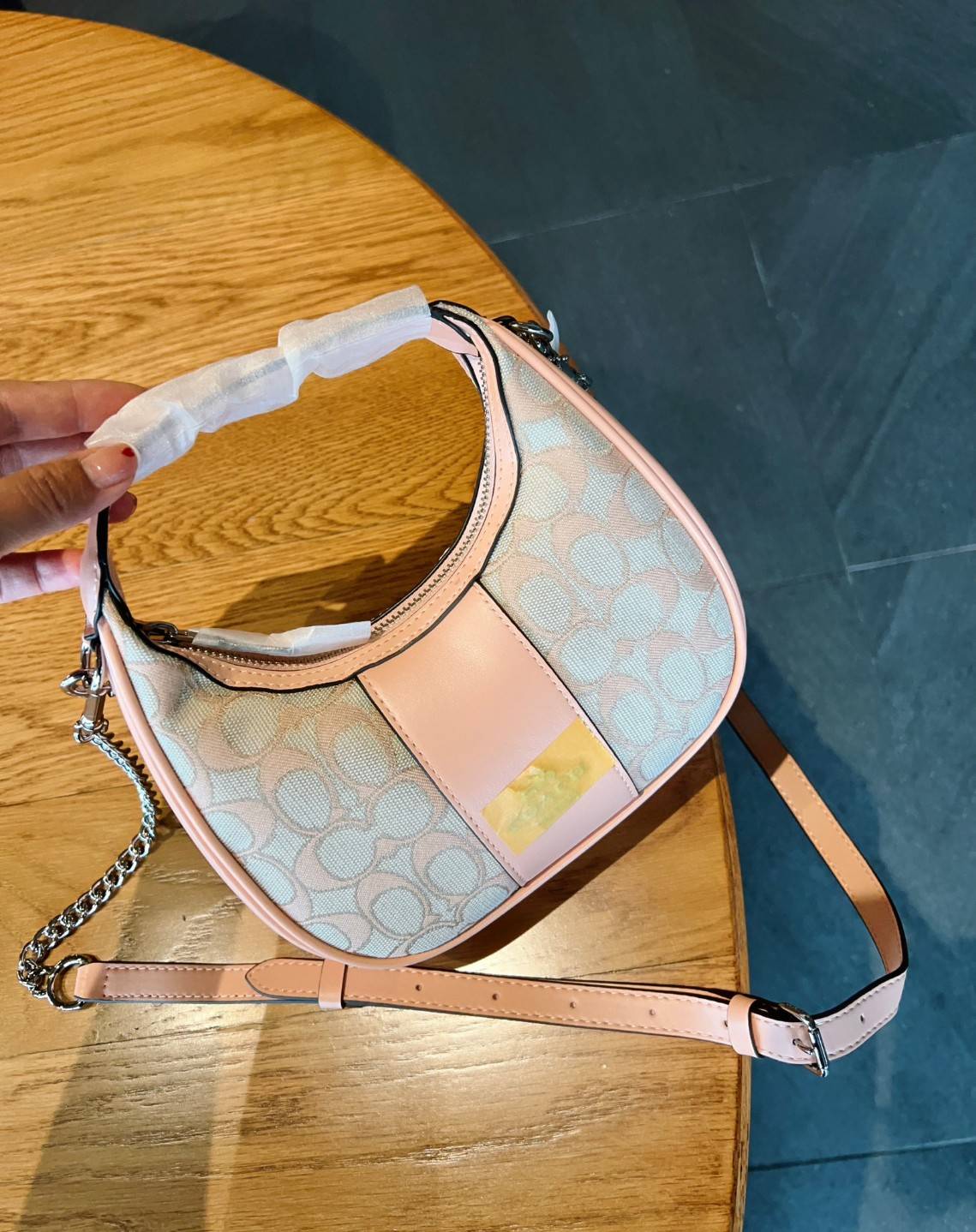 COACH CARMEN MINI CROSSBODY IN SIGNATURE JACQUARD กระเป๋ารูปทรงพระจันทร์โค้งมน น่ารักน่าใช้มากๆ!! เกรดท็อปออริ เกรดดีสุด สลับแท้ 1:1 ใช้ต่างประเทศได้