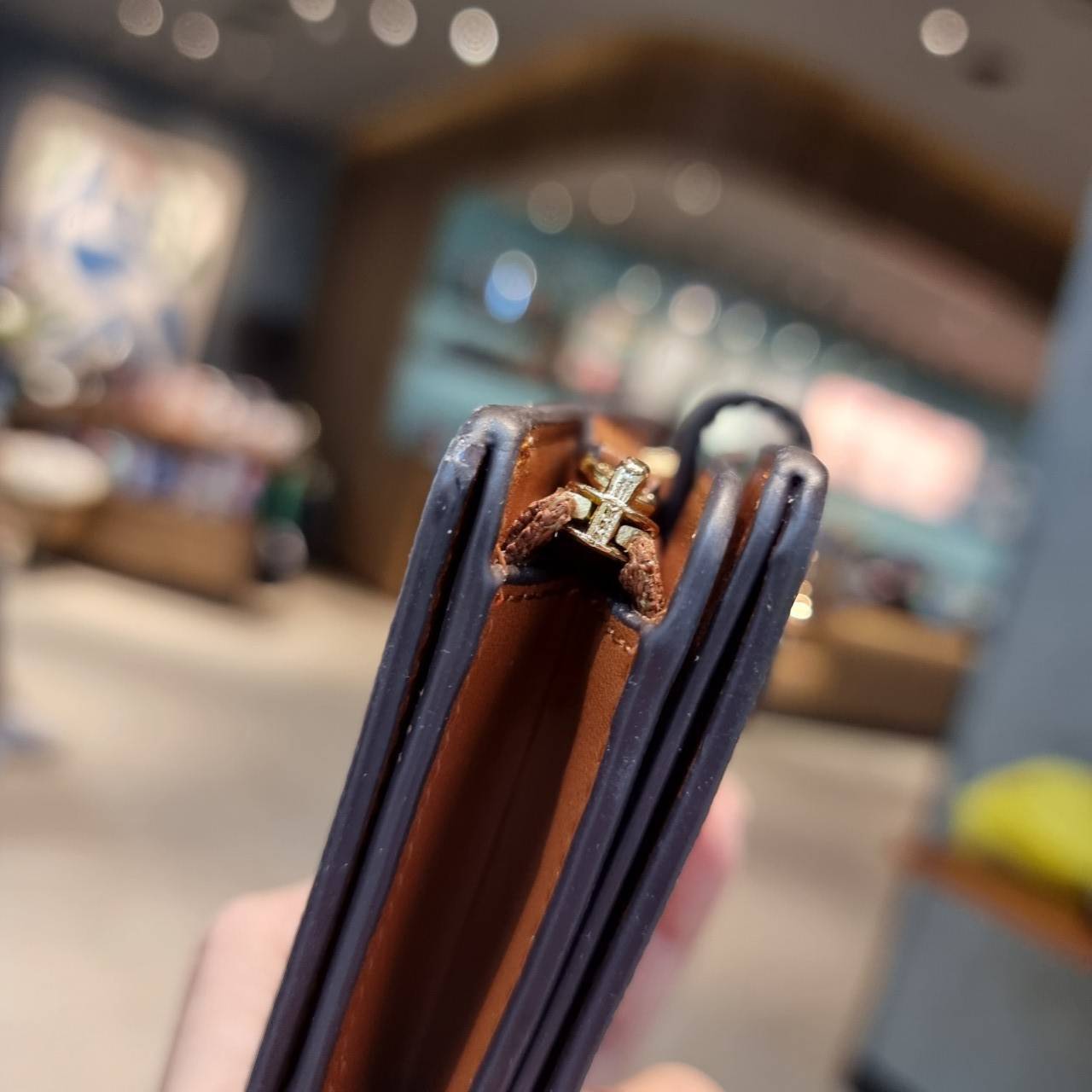 COACH C0082 MEDIUM CORNER ZIP WALLET IN SIGNATURE CANVAS ดีไซน์ใหม่ล่าสุด!! กระเป๋าสตางค์ใบกลาง 👛 ขนาดกำลังเหมาะมือ วัสดุหนังแคนวาสเคลือบลาย ดูแลรักษาง่าย มีช่องใส่บัตรและธนบัตรครบ และช่องซิปแยกไว้ใส่เหรียญ ครบเซ็ทแบบนี้เหมาะส่งต่อเป็นของขวัญที่สุ