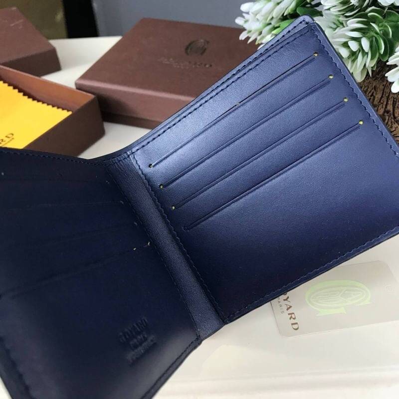 VIP GIFT 】GOYARD Victoire Bifold Wallet กระเป๋าสตางค์ผู้ชายใบสั้น พร้อมส่ง 6 สี พร้อมกล่องสวยหรูน่าใช้มากค่ะ อีกรุ่นที่ยอดขายไม่เคยตก 🤑🤑 ใบจริงดูผู้ดี ดูแพง!! ภายในมีช่องใส่บัตรได้เยอะ ใส่ธนบัตรได้ทุกใบ ห้ามพลาดจร้าา!! ((รุ่นเดินด้ายโทนสีเ